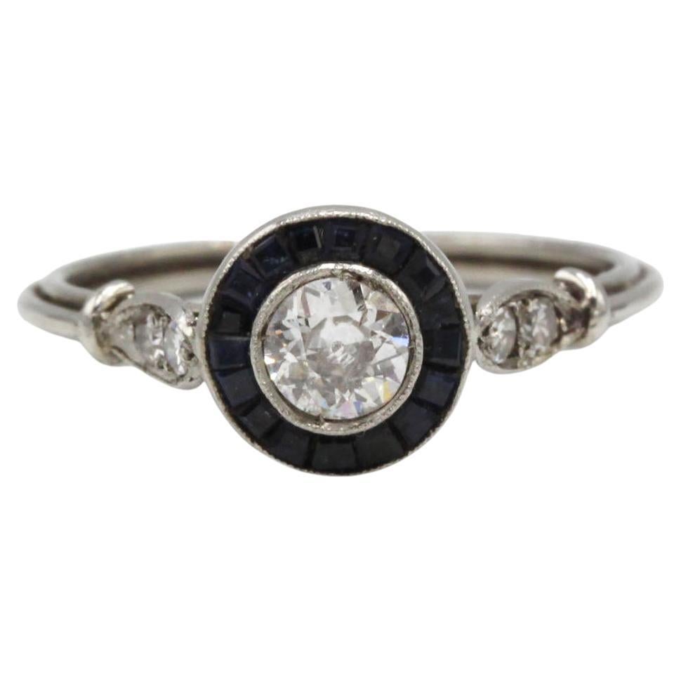 Art Deco Platinring mit Altschliff-Diamant und kalibriertem Saphir-Halo im Angebot