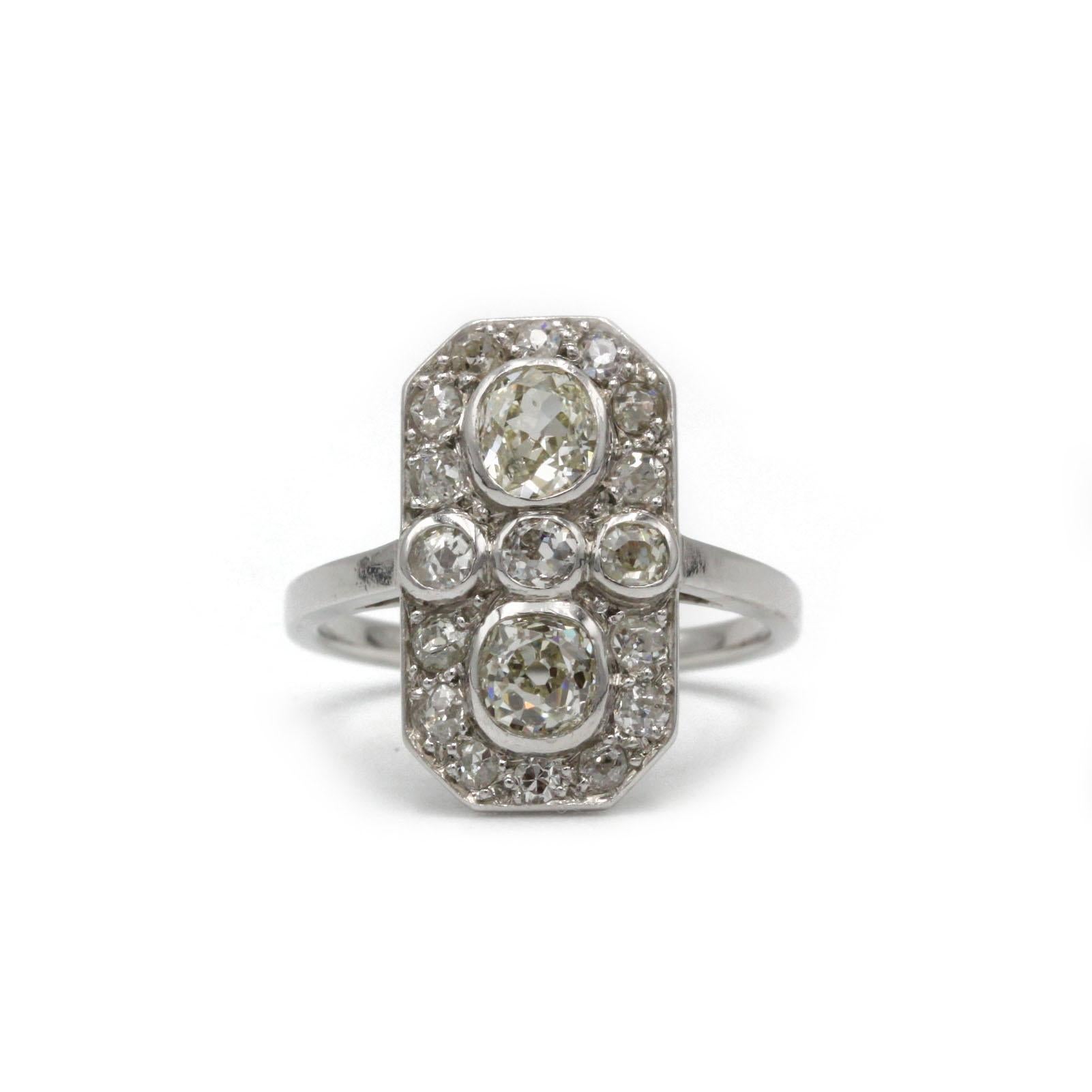 Une bague en platine Art-Déco raffinée qui met en valeur la géométrie sobre et les détails artisanaux typiques de la période 1910-1920. Le pavé octogonal allongé est serti de multiples diamants taille ancienne créant un visage audacieux et