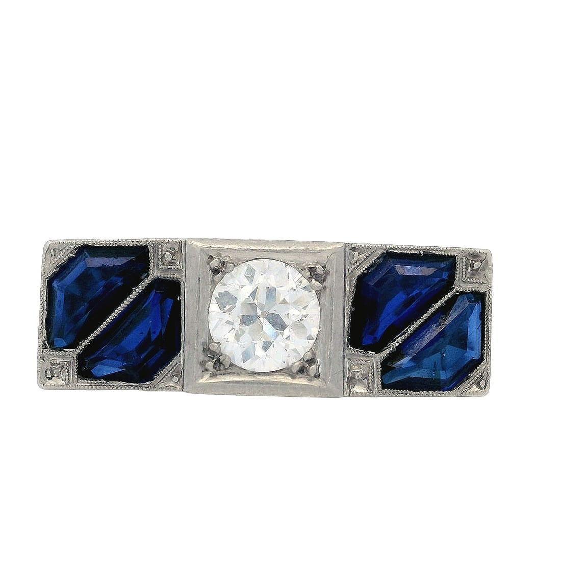 Art Deco Platinum Ring with Old Mine Diamond and Sapphires (Art déco) im Angebot