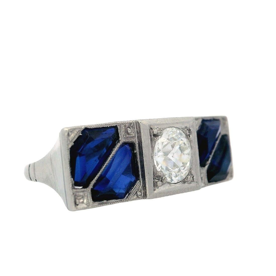 Art Deco Platinum Ring with Old Mine Diamond and Sapphires (Alteuropäischer Brillantschliff) im Angebot