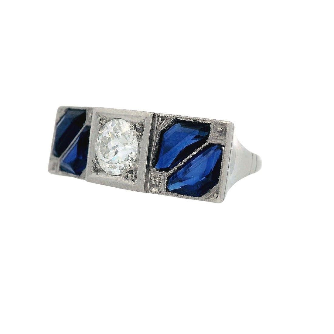 Art Deco Platinum Ring with Old Mine Diamond and Sapphires im Zustand „Gut“ im Angebot in Aventura, FL