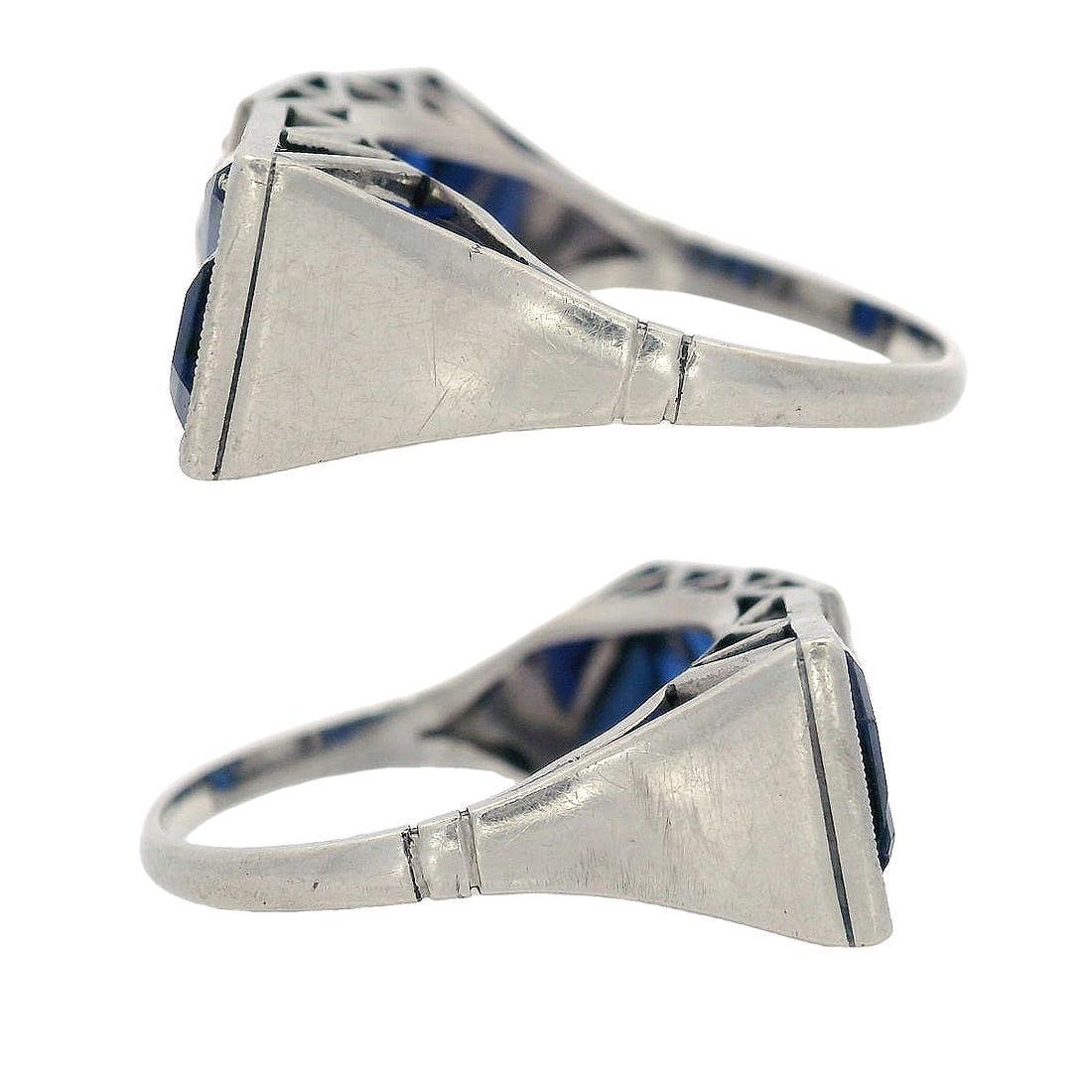 Art Deco Platinum Ring with Old Mine Diamond and Sapphires für Damen oder Herren im Angebot