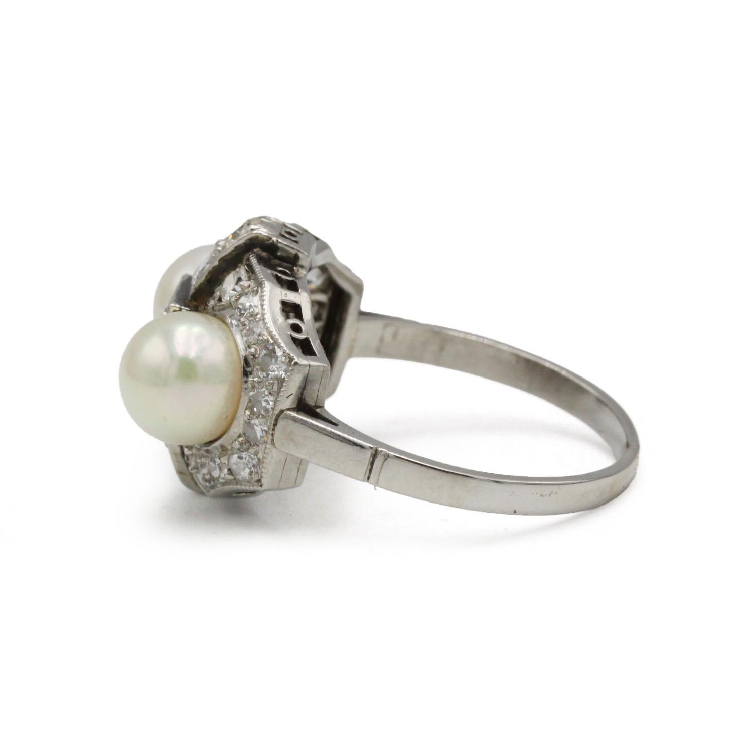 Art Deco Platinring mit Perlen und Diamanten im Altschliff (Art déco) im Angebot