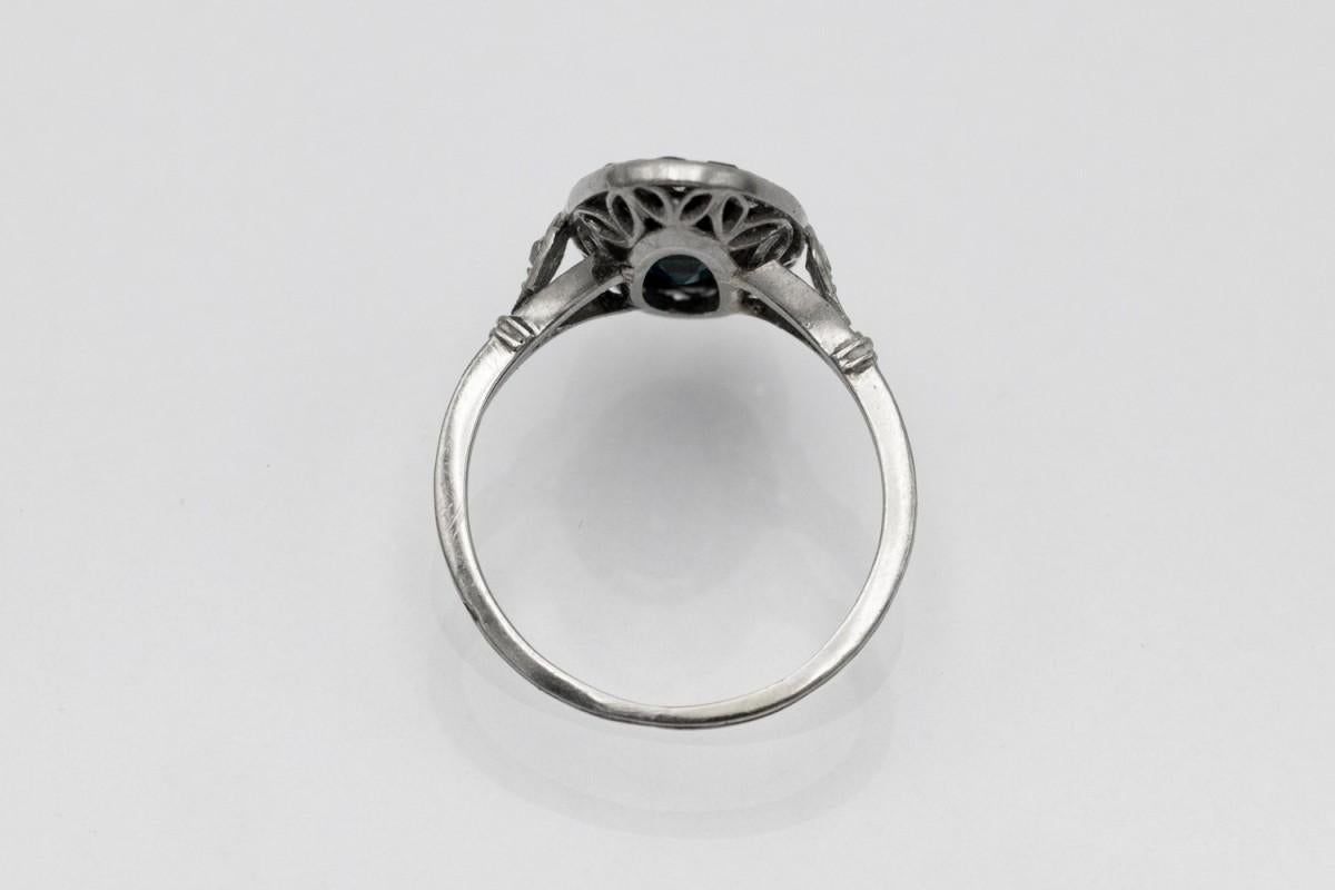 Taglio cuscino Anello Art Deco in platino con zaffiri e diamanti 1920/1930 circa in vendita