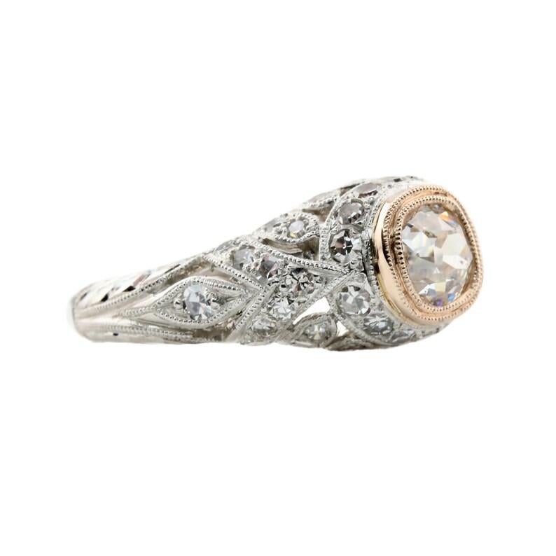 Ein wunderschöner handgefertigter Verlobungsring mit einem Diamanten im Minenschliff aus der Zeit des Art Deco. In der Mitte befindet sich ein funkelnder Diamant im Altminenschliff von 0,80 Karat mit der Farbe H und der Reinheit VS2 in einer