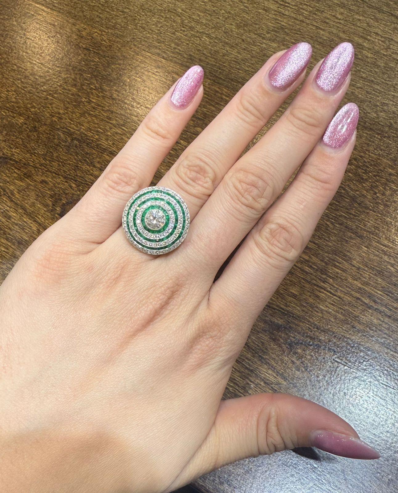 Art deco Platin Rund Diamant & Smaragd Ring im Angebot 2