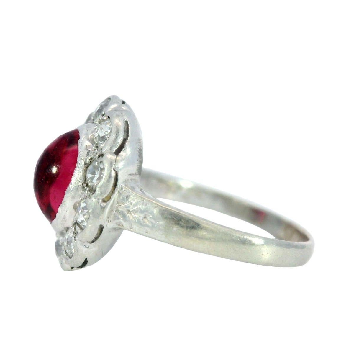 Art Deco Diamant-Rubin-Cluster-Ring aus Platin ~1.7 Karat 

Dieser Art-Déco-Cluster-Ring ist ein zeitloses Beispiel für die Eleganz und Handwerkskunst der 1920er Jahre. Im Mittelpunkt des aus Platin gefertigten Designs steht ein leuchtend roter