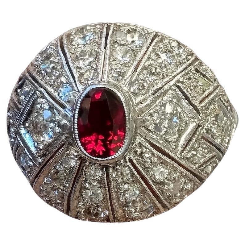 Bague dôme Art déco en platine avec rubis et diamants