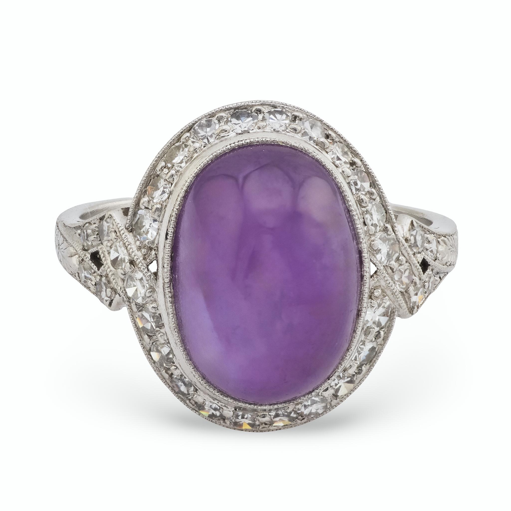 Un bellissimo anello aureolato con rubino a stella dell'epoca Art Deco (ca. 1920)! Realizzato in platino, questo anello presenta un rubino a stella da 6 carati incastonato, che non è stato trattato con il calore. Il cabochon di forma ovale mostra