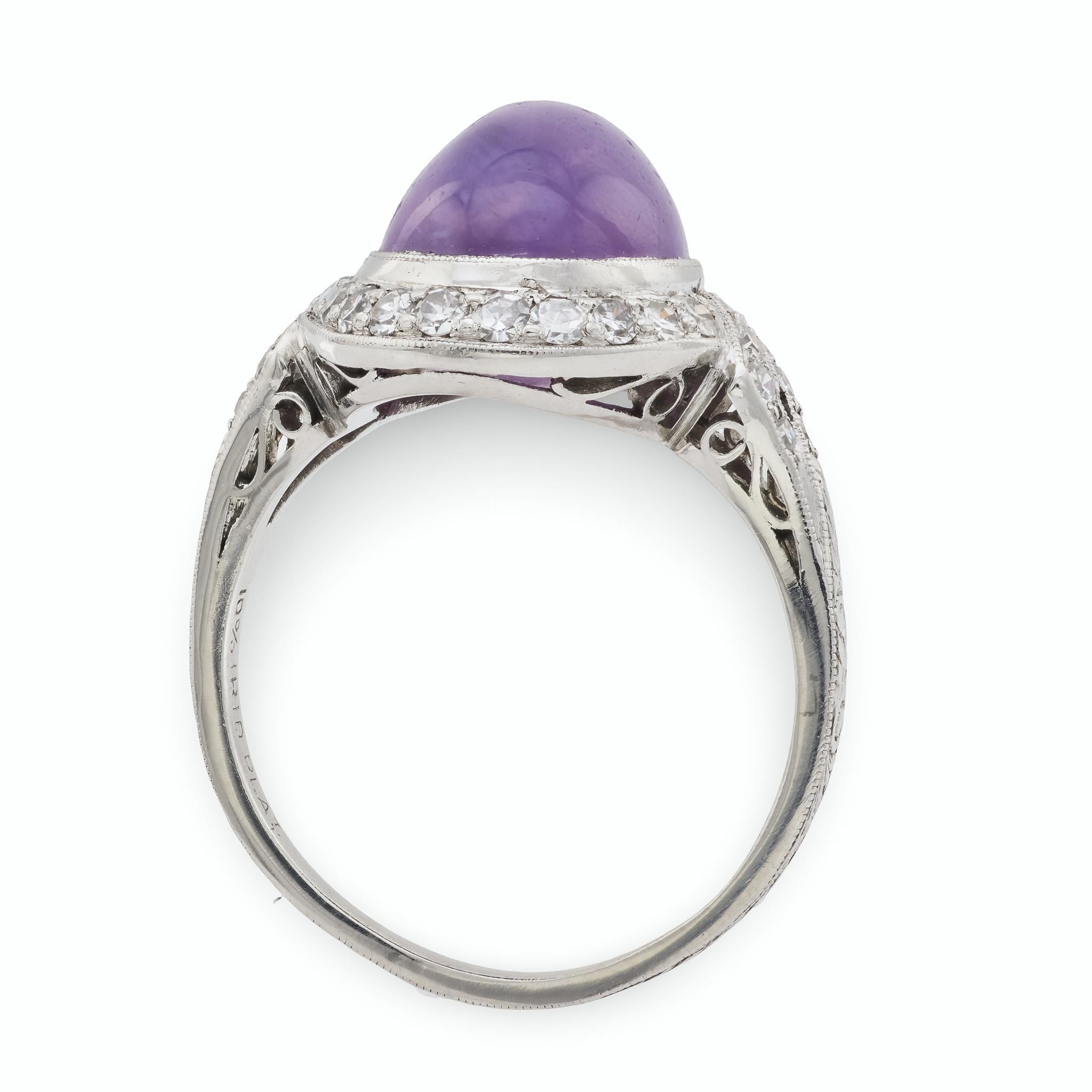 Cabochon Anello aureola in platino Art Deco con rubino e diamanti in vendita