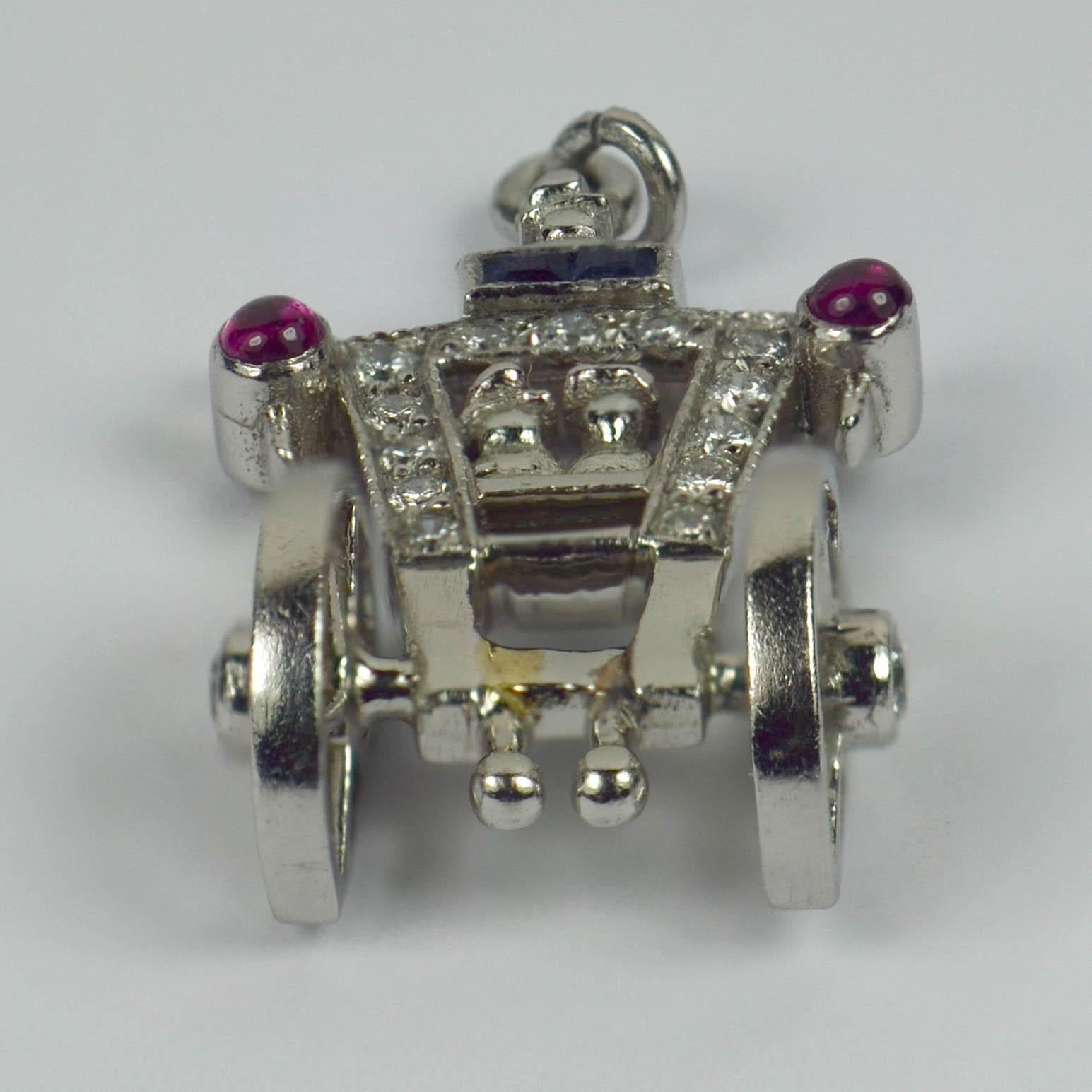 Art Deco Platin Rubin Saphir Diamant Just Married Carriage Charm Anhänger (Art déco) im Angebot