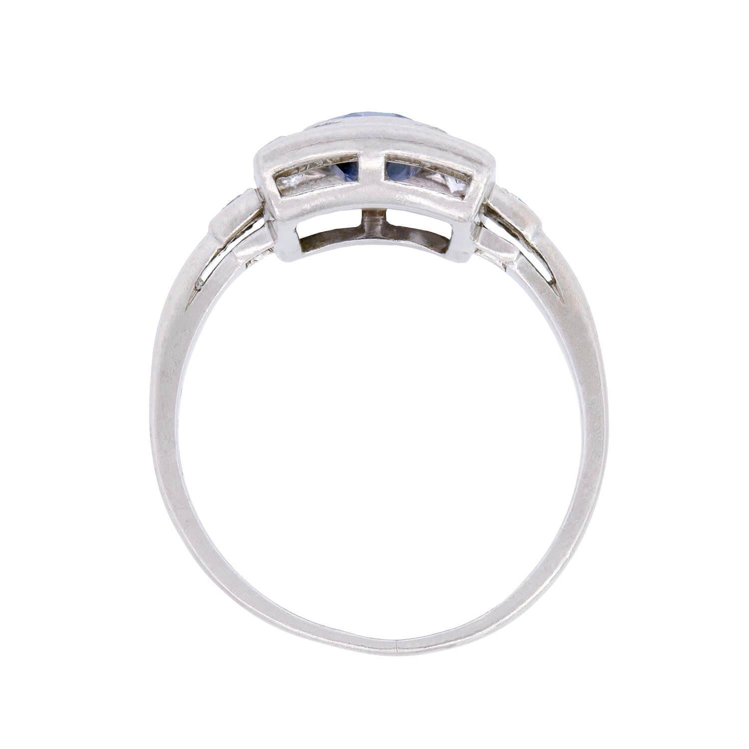 Bague de fiançailles Art déco en platine avec saphir et diamant Unisexe en vente