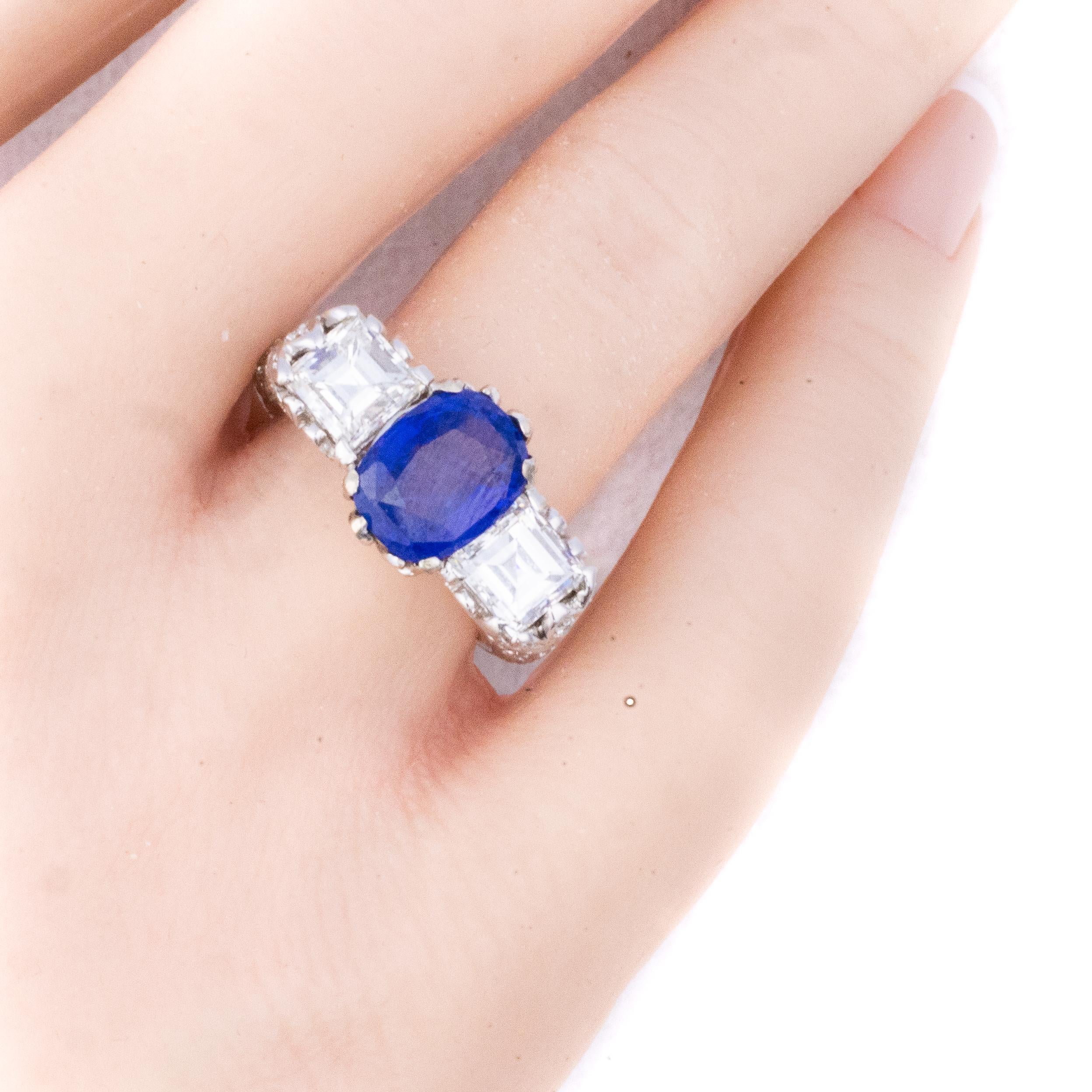 Anillo Art Déco de zafiro y diamantes en platino, circa 1920 Art Decó en venta