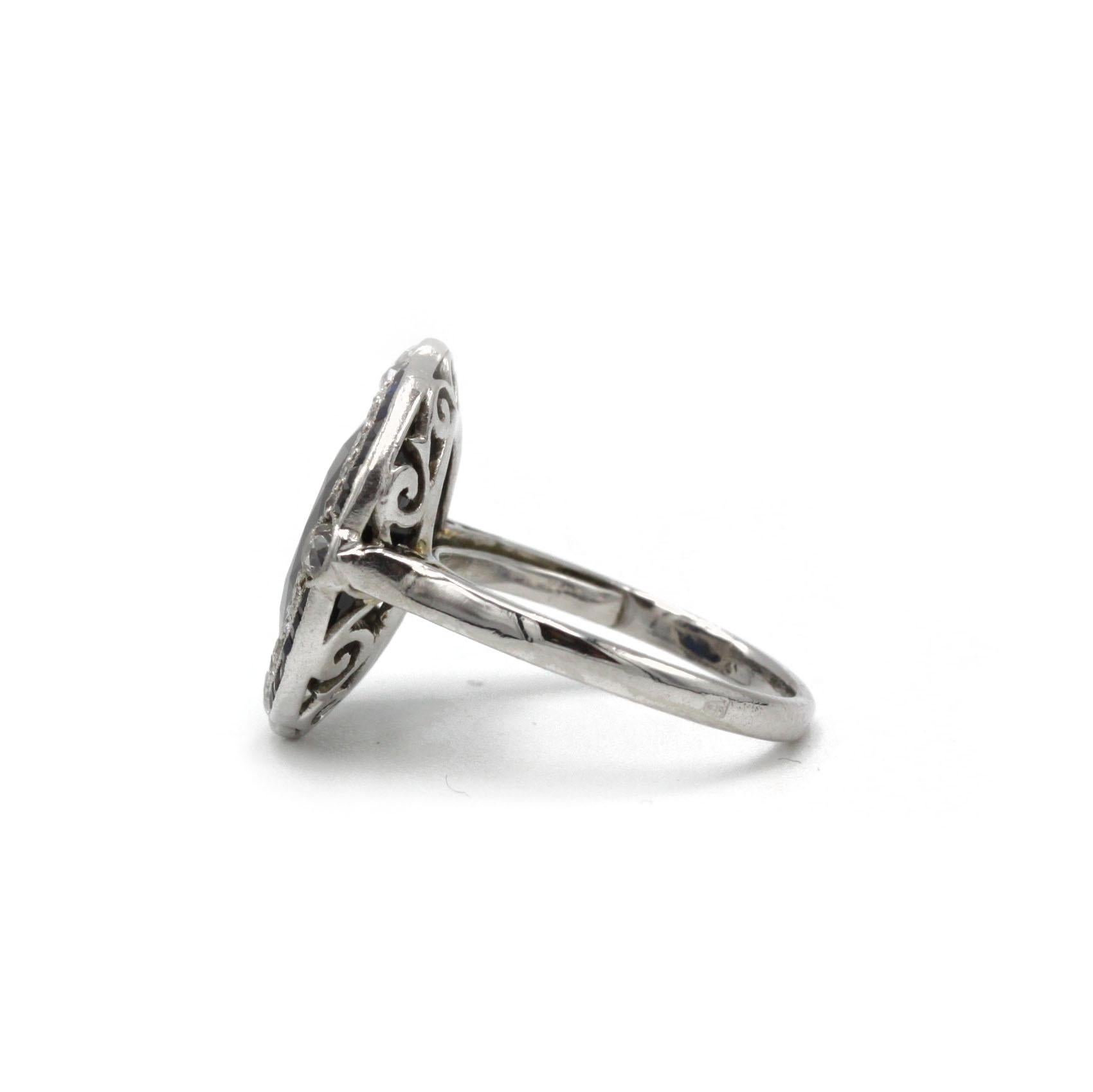 Taille ovale Bague Art-Déco en platine avec saphir et diamant - environ 3,5 ct en vente