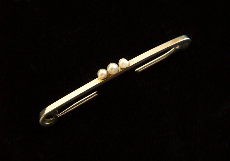 Art Deco Platinum & Seed Pearl Safety Pin Brooch - United States - Circa 1925 For Sale 2