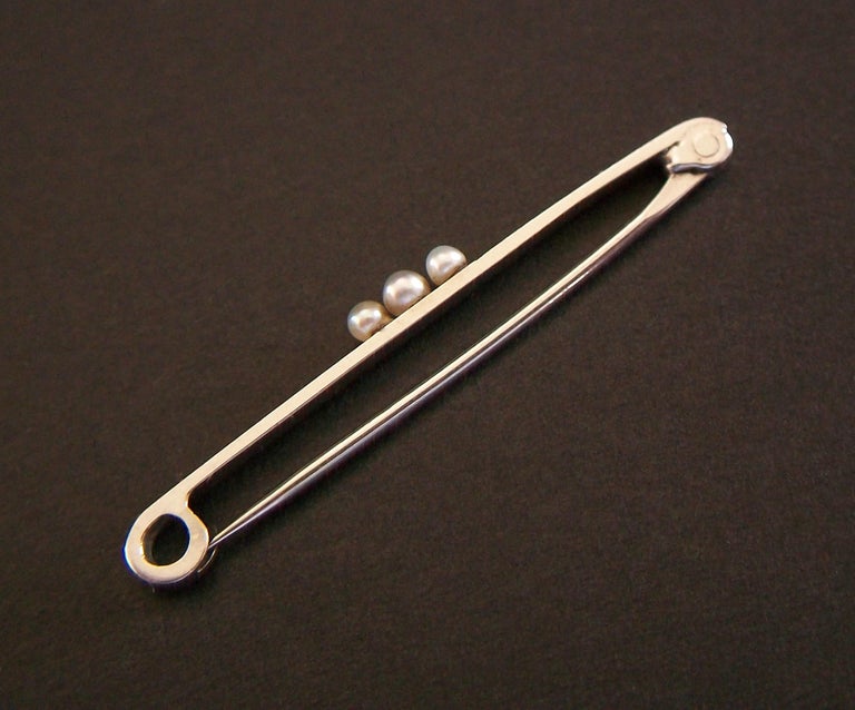 Art Deco Platinum & Seed Pearl Safety Pin Brooch - United States - Circa 1925 For Sale 4