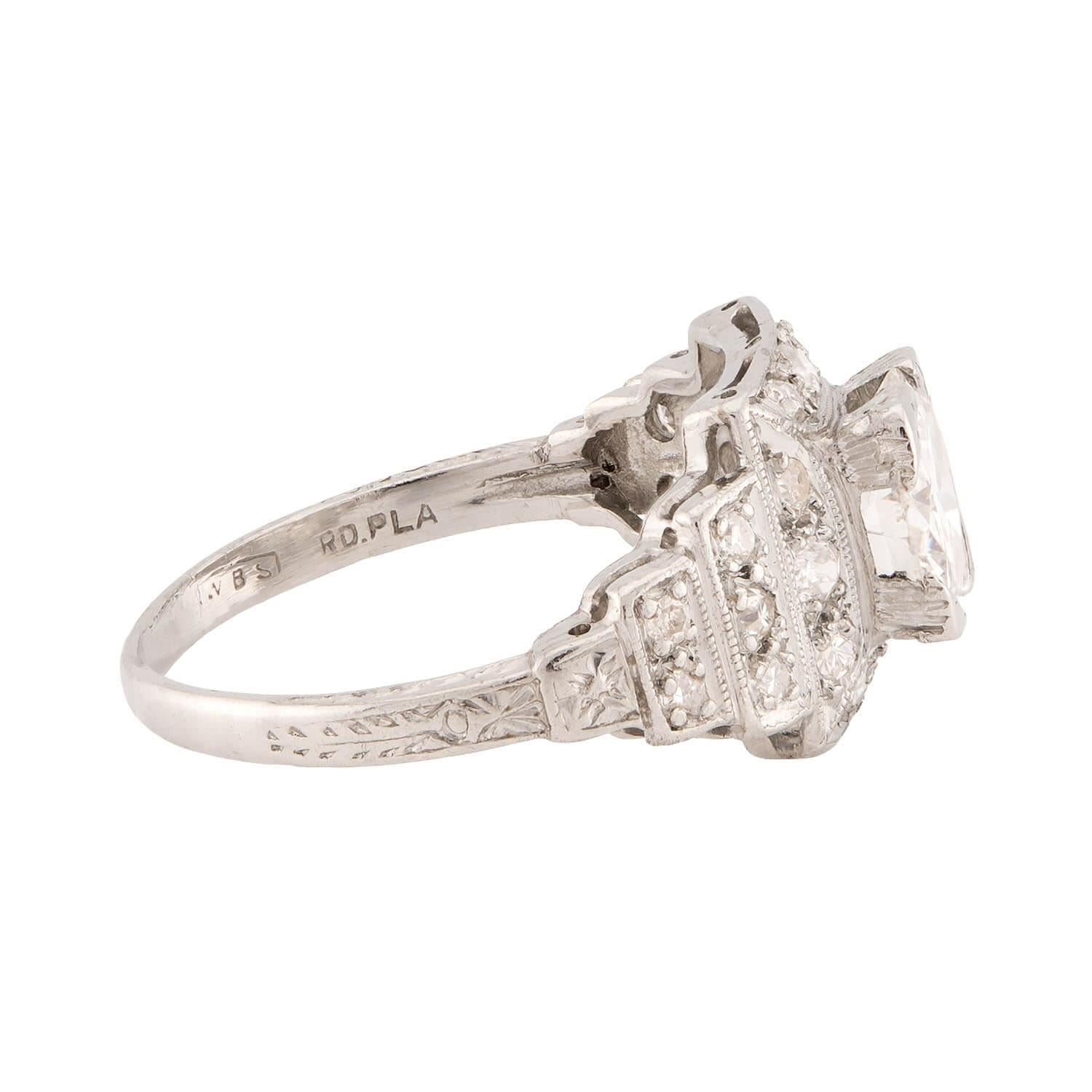 Art Déco Anello di fidanzamento Art Deco in platino con diamante a gradini in vendita