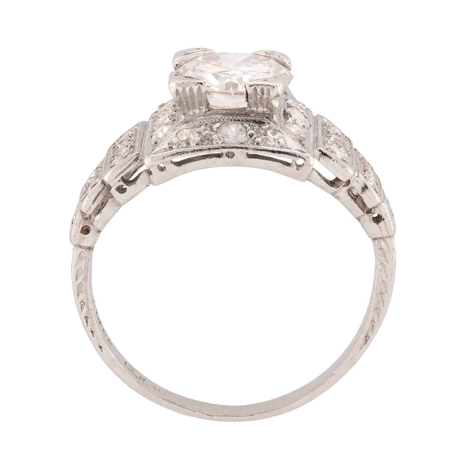 Taglio antico europeo Anello di fidanzamento Art Deco in platino con diamante a gradini in vendita