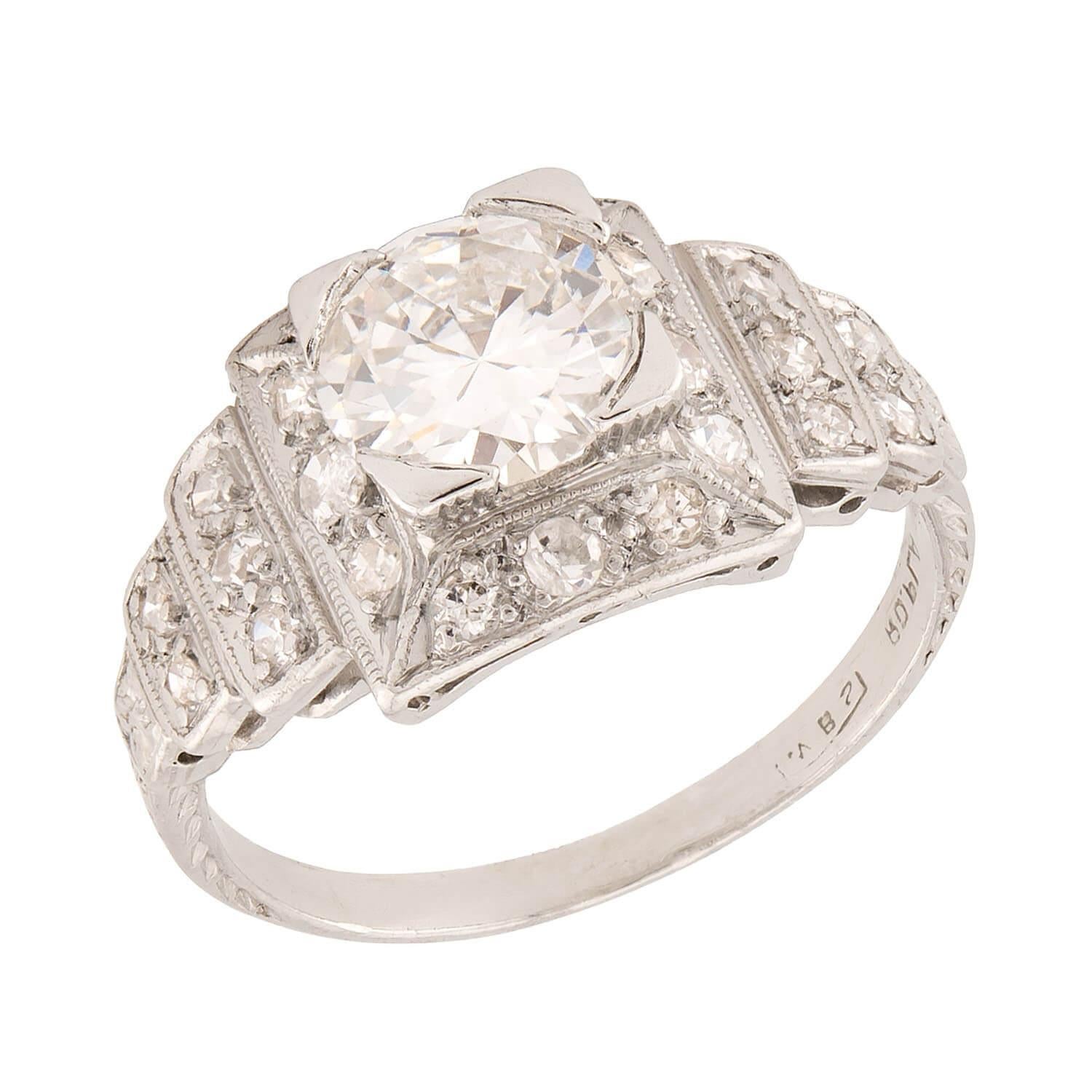 Anello di fidanzamento Art Deco in platino con diamante a gradini in vendita