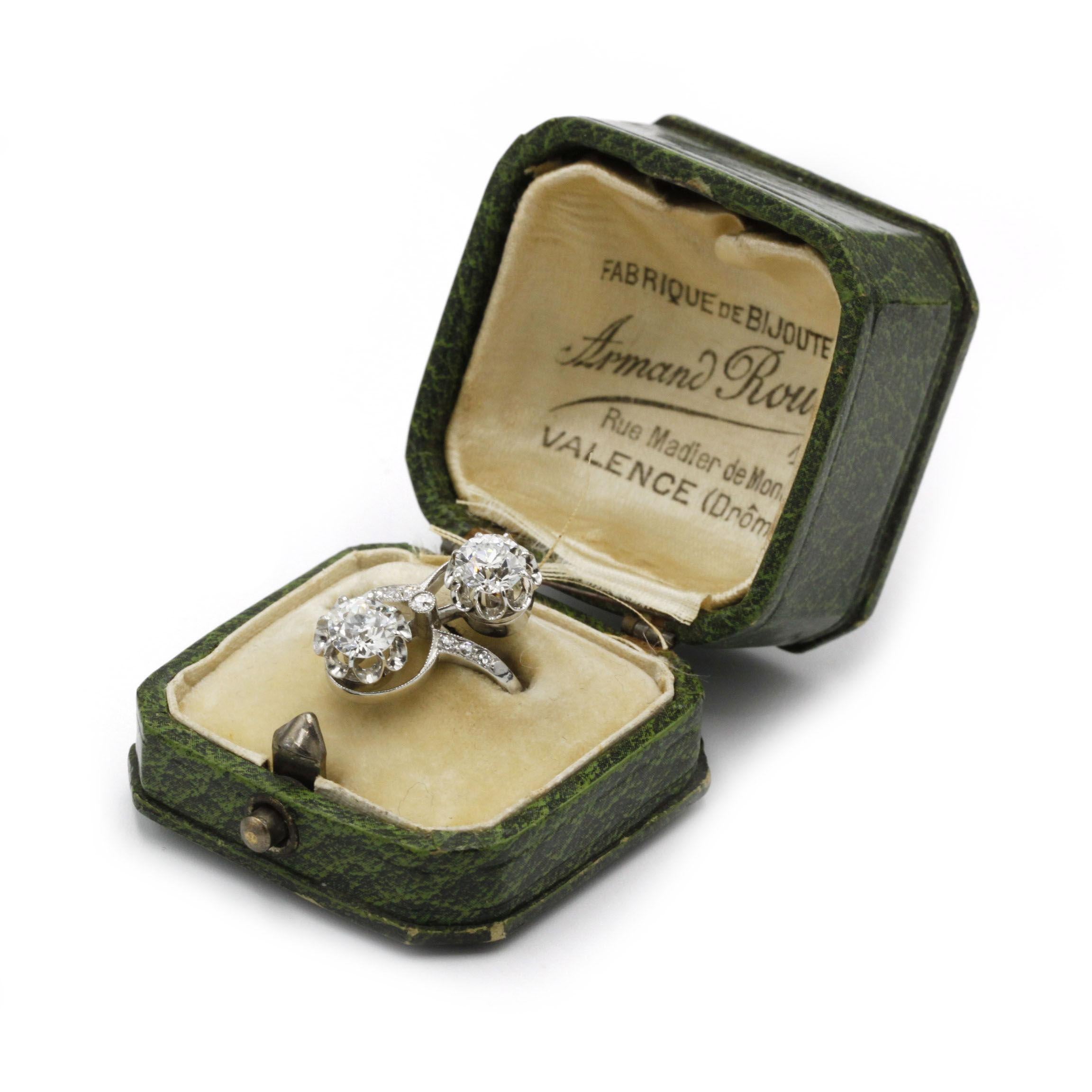 Art Deco Platin Toi et Moi Ring - 2×1.00 ct Diamanten im alten europäischen Schliff, Französisch im Zustand „Gut“ im Angebot in MONTMORENCY, FR