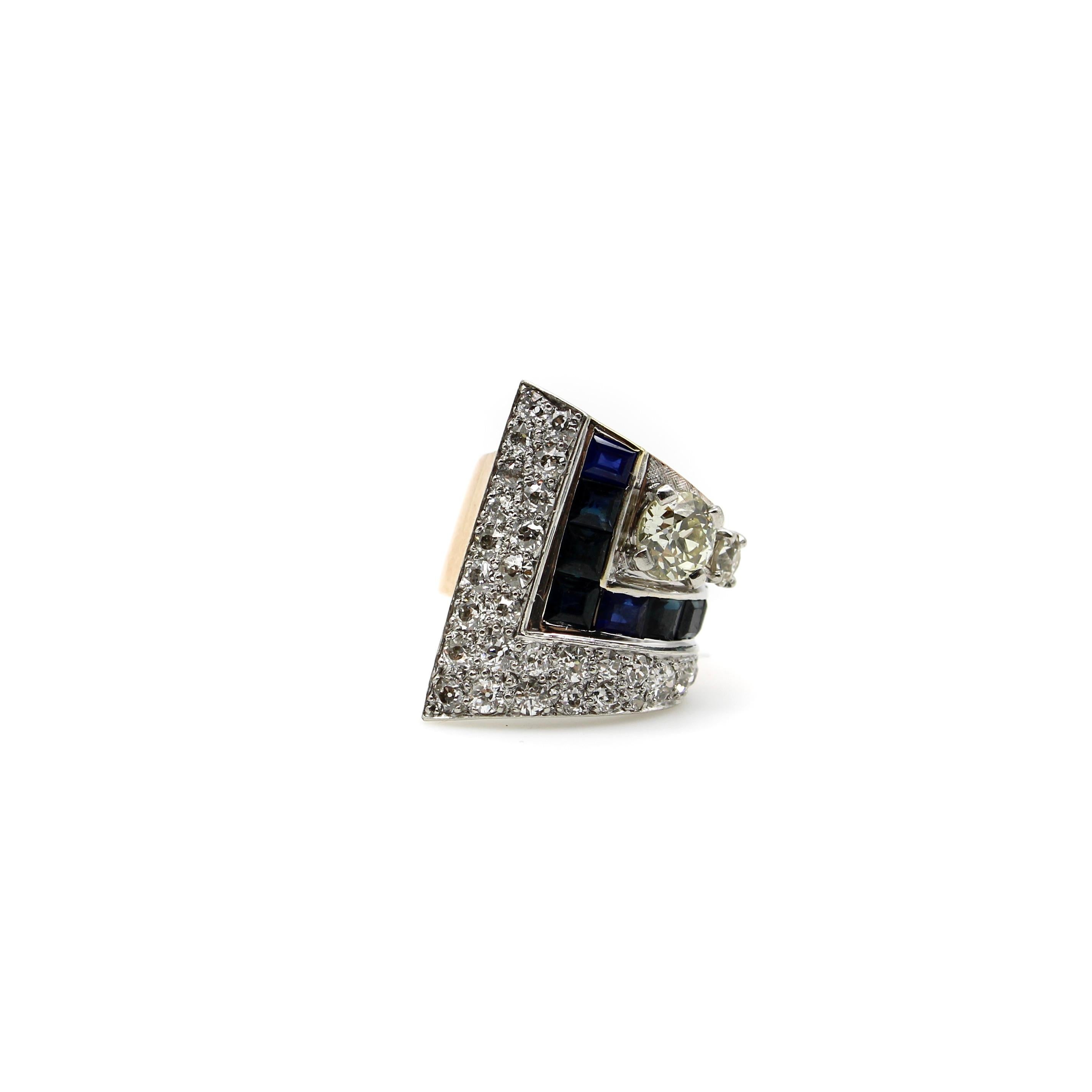 Taille vieille Europe Bague Art déco en platine surmontée de diamants et de saphirs avec tige en or 14 carats  en vente