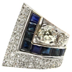 Art-Déco-Ring aus Platin mit Diamanten und Saphiren im Art-déco-Stil und 14 Karat Goldschnabel 