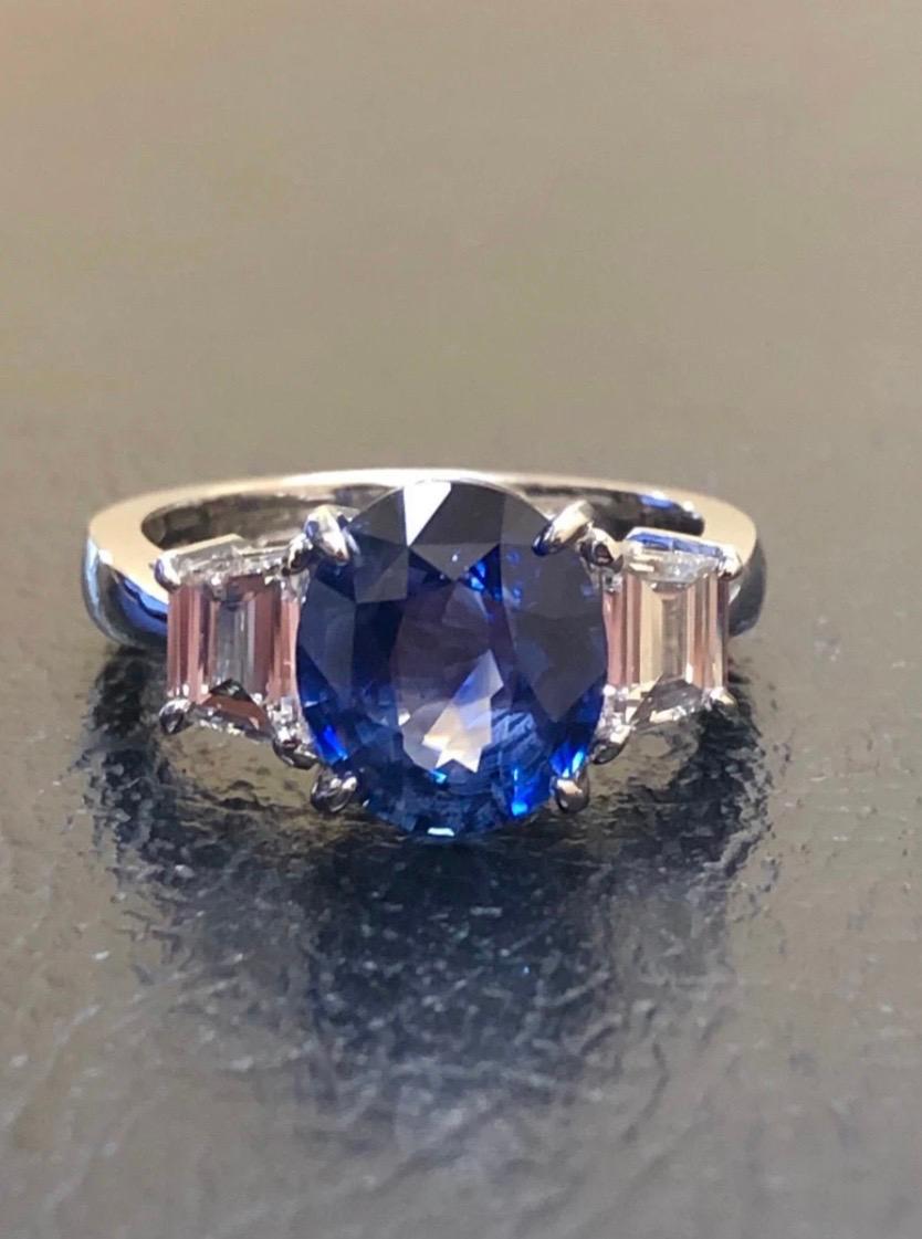 DeKara Designs Kollektion

Schöner Modern/Art Deco Ceylon Blauer Saphir und Diamant Ring

Metall - 90% Platin, 10% Iridium

Steine- Echter ovaler blauer Ceylon-Saphir 4,18 Karat. Zwei Diamanten im Trapezschliff F Farbe VS1 Reinheit 0,80