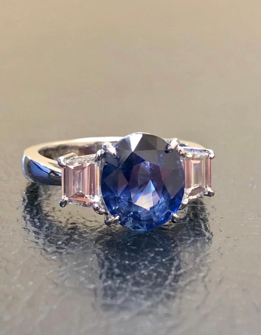 Art Deco Platin Trapezförmiger Diamant 4,18 Karat Blauer Saphir Verlobungsring (Moderne)