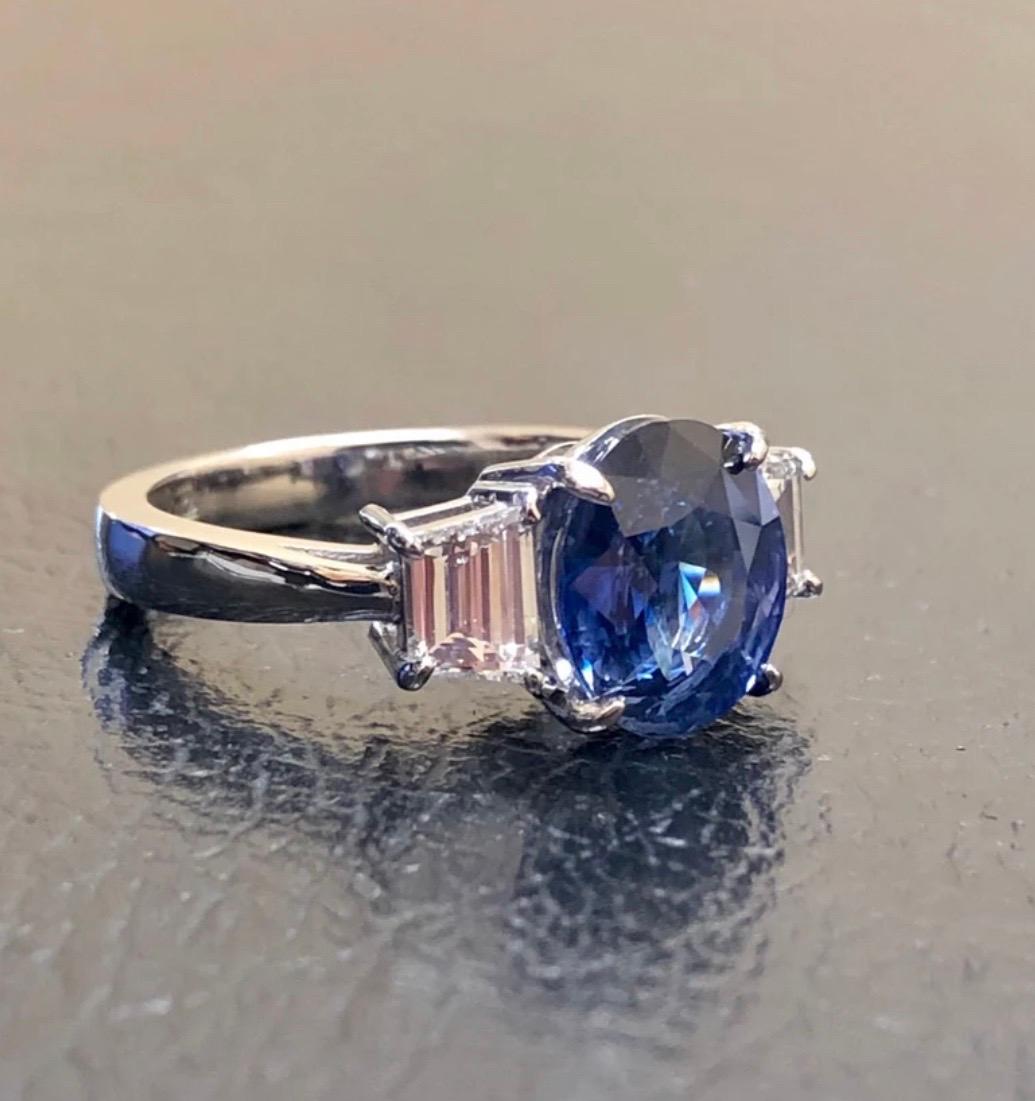 Art Deco Platin Trapezförmiger Diamant 4,18 Karat Blauer Saphir Verlobungsring (Ovalschliff)