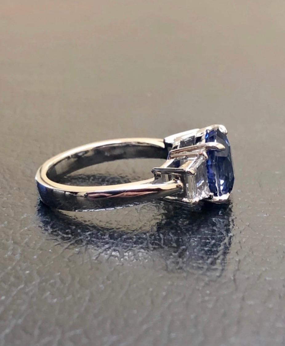 Art Deco Platin Trapezförmiger Diamant 4,18 Karat Blauer Saphir Verlobungsring im Zustand „Neu“ in Los Angeles, CA