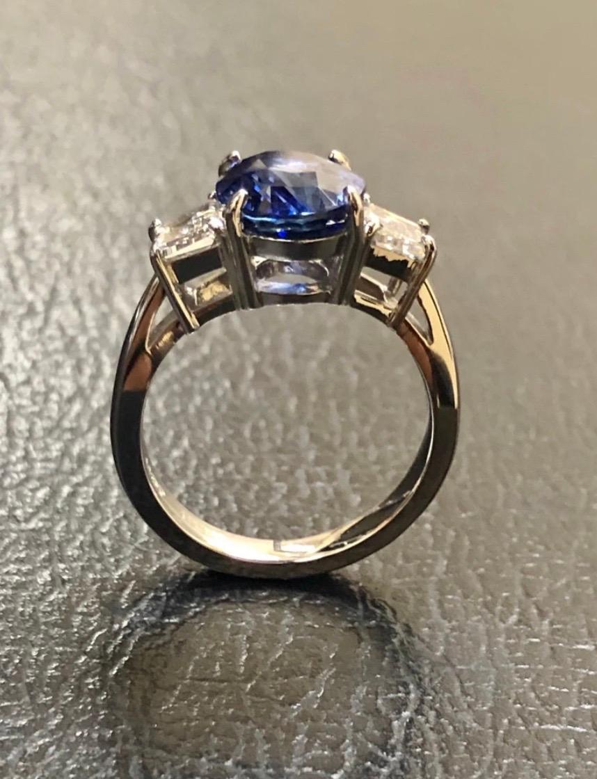 Art Deco Platin Trapezförmiger Diamant 4,18 Karat Blauer Saphir Verlobungsring für Damen oder Herren