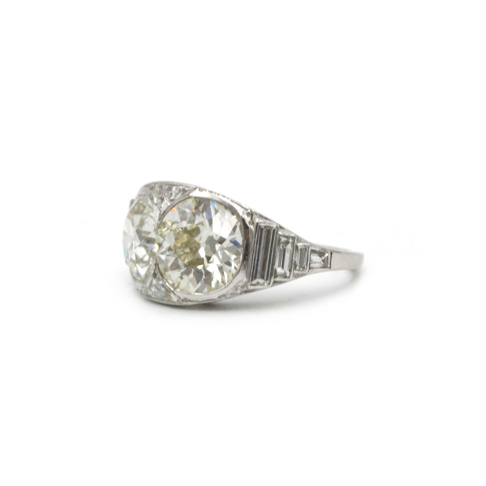 Une époustouflante bague Art déco en platine, mettant en valeur deux captivants diamants de taille ancienne. Cette pièce remarquable comprend un diamant de 2,57 carats (L SI2) et un autre de 2,70 carats (N VS1), tous deux certifiés par le GIA, pour