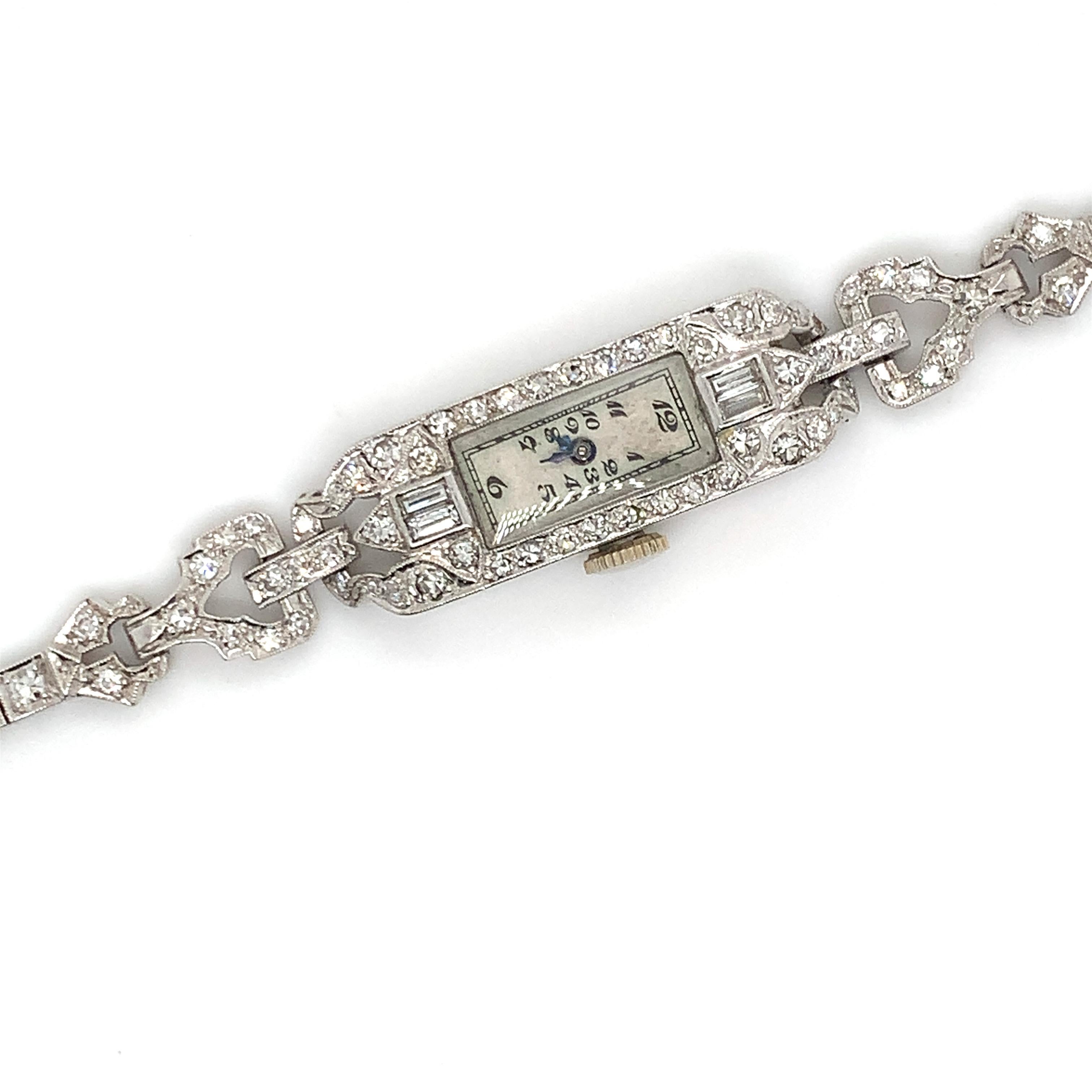 Cette montre Art déco en platine est une œuvre d'art qui témoigne d'un savoir-faire exquis. Orné de diamants naturels exquis, ce garde-temps est un gage de sophistication. Fabriquée en platine pur, elle reflète magnifiquement les caractéristiques de