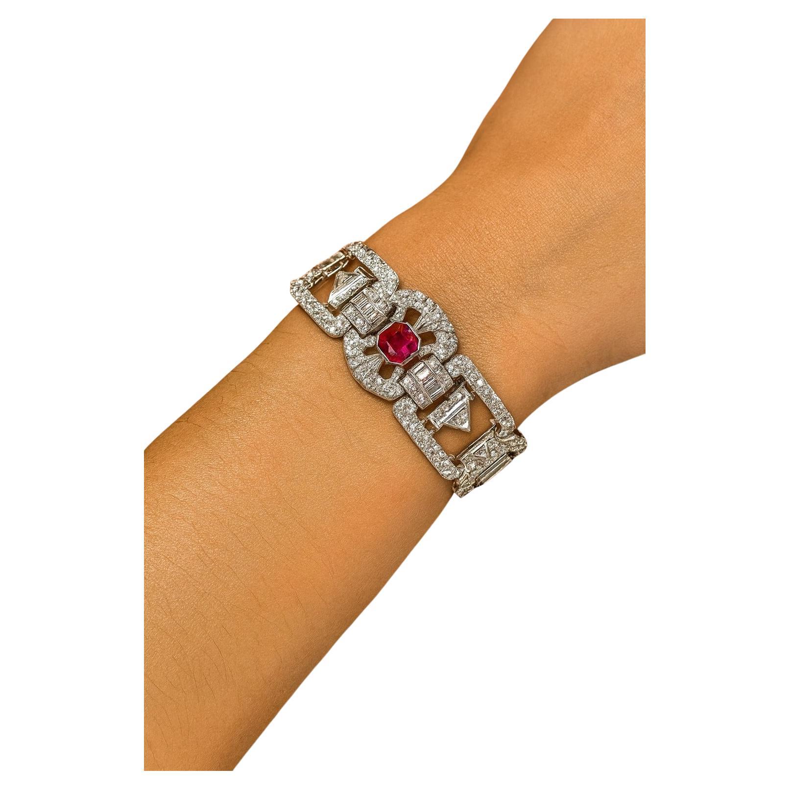 Pulsera ancha Art Déco de platino con diamantes y rubíes talla antigua de 21 quilates Art Decó en venta