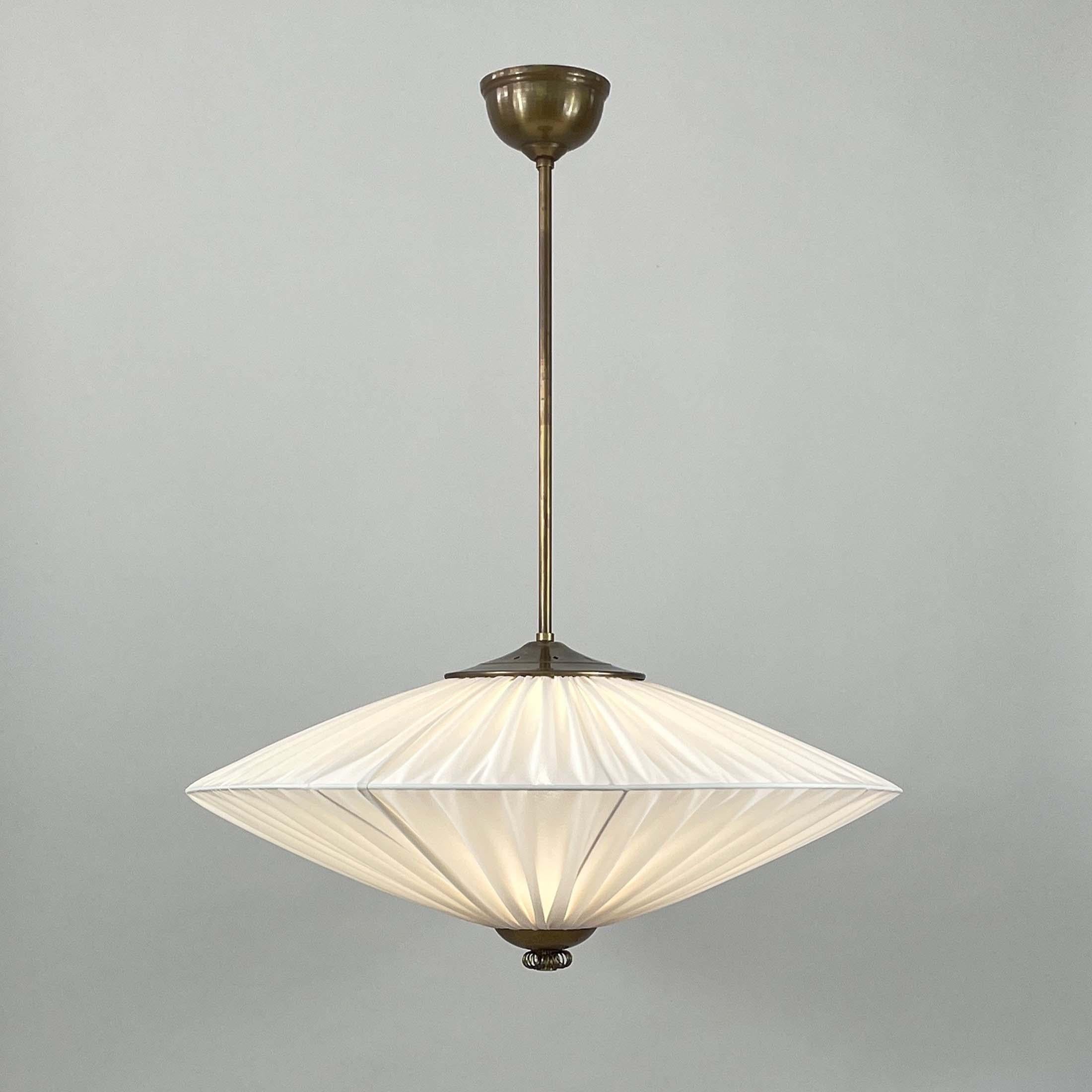 Art Deco Pleated Cream Fabric & Brass Pendant, Finland 1940s In Good Condition In NUEMBRECHT, NRW