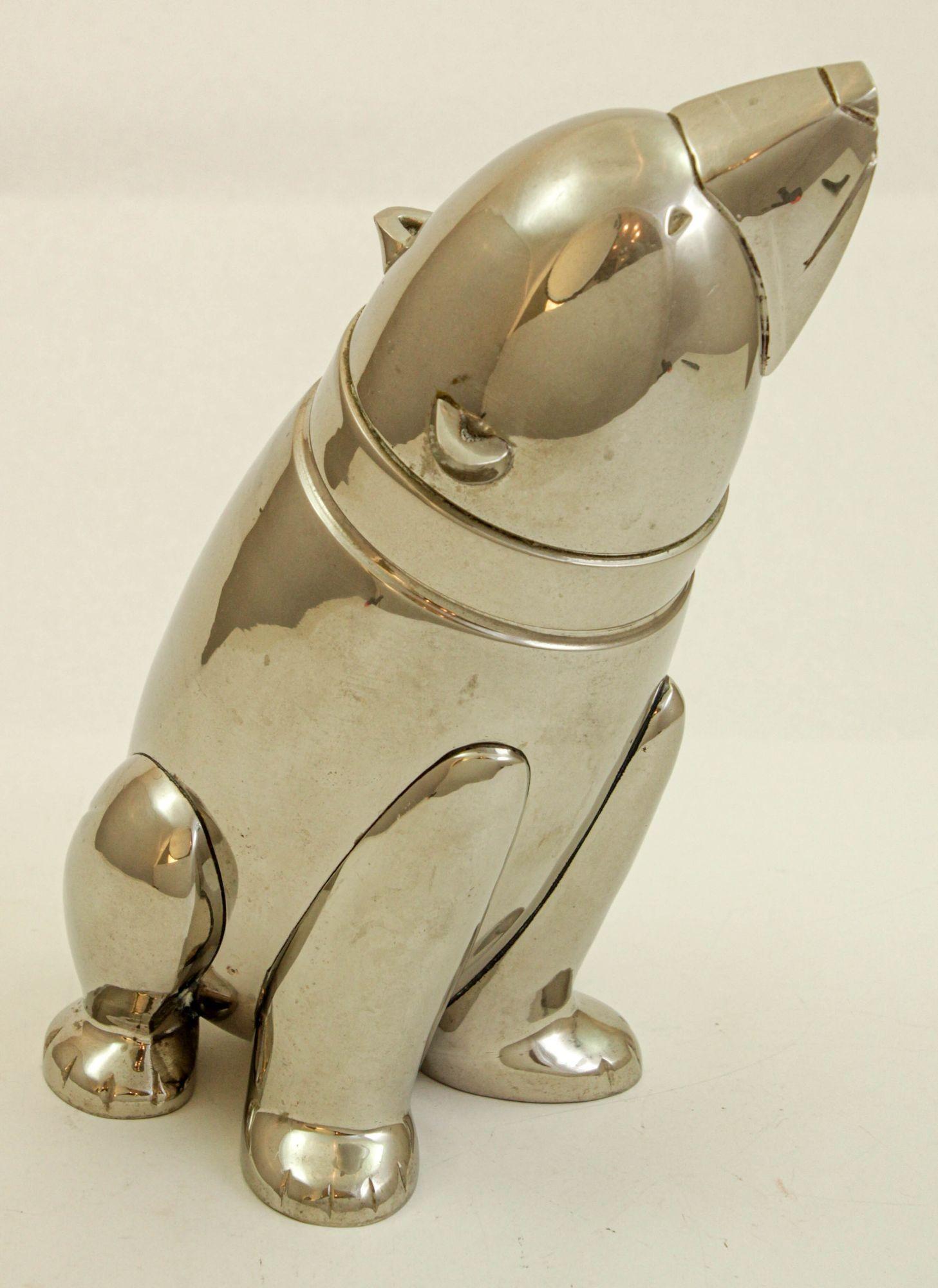 Shaker à cocktail figuratif Art déco en métal chromé en forme d'ours polaire 1980.
Fin du 20e siècle Figural Art déco en acier inoxydable chromé en forme d'ours polaire Shaker à cocktail.
Shakers en acier inoxydable de style Art déco en forme d'ours