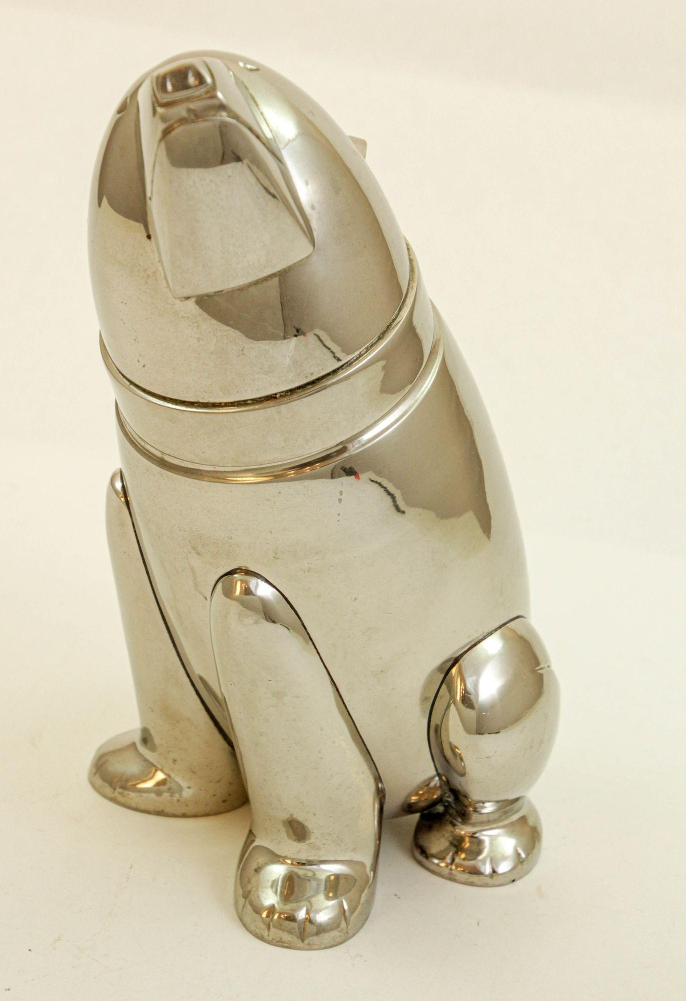Américain Shaker à cocktail figuratif Art Déco ours polaire chromé des années 1980 en vente