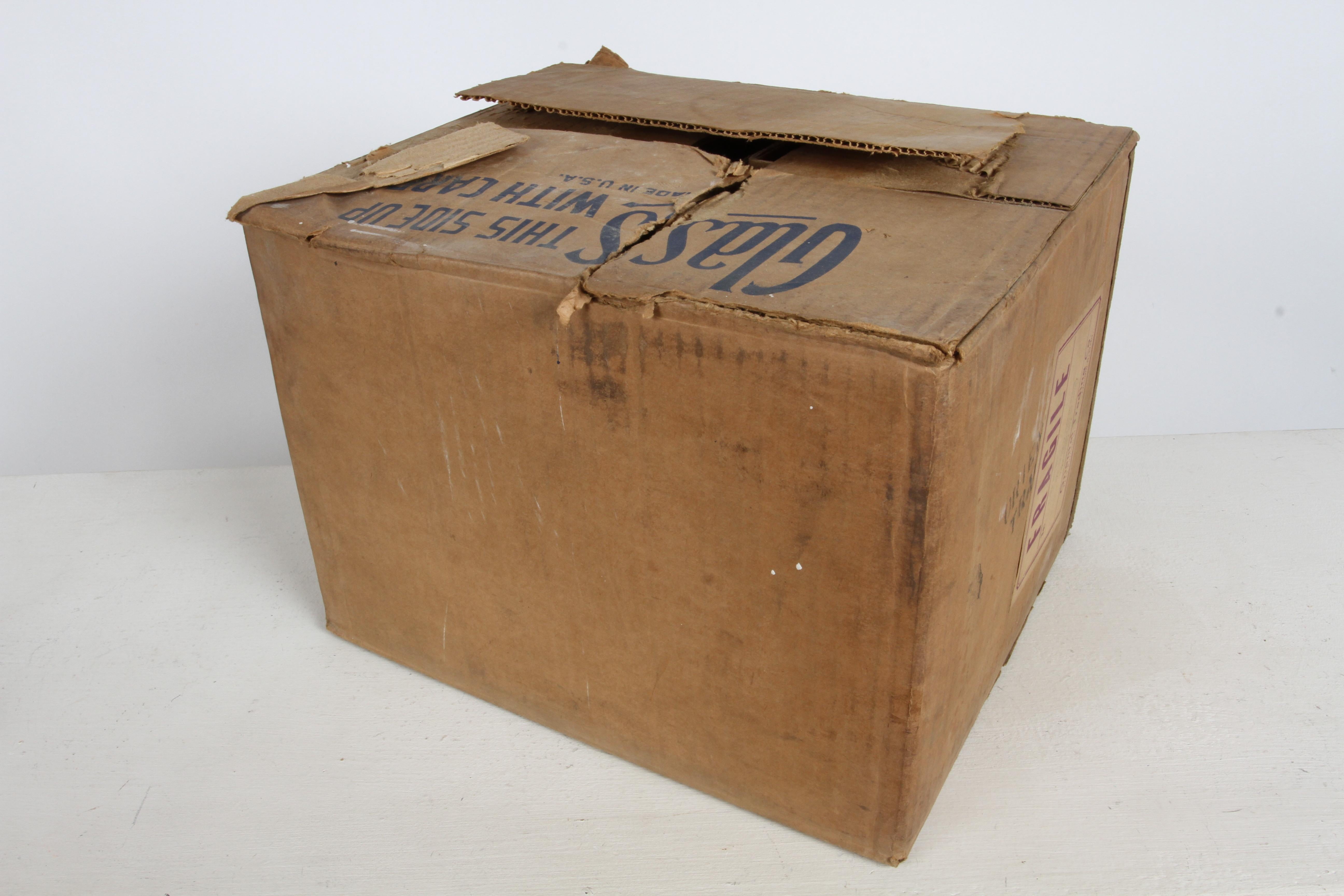 Raro juego completo de 18 piezas del juego de coctelera Art Decó Oso Polar de Hazel-Atlas de los años 30 en caja de cartón original. El juego de coctelera consta de coctelera con tapa de aluminio, bol de hielo, 8 vasos para bebidas y 8 vasos grandes