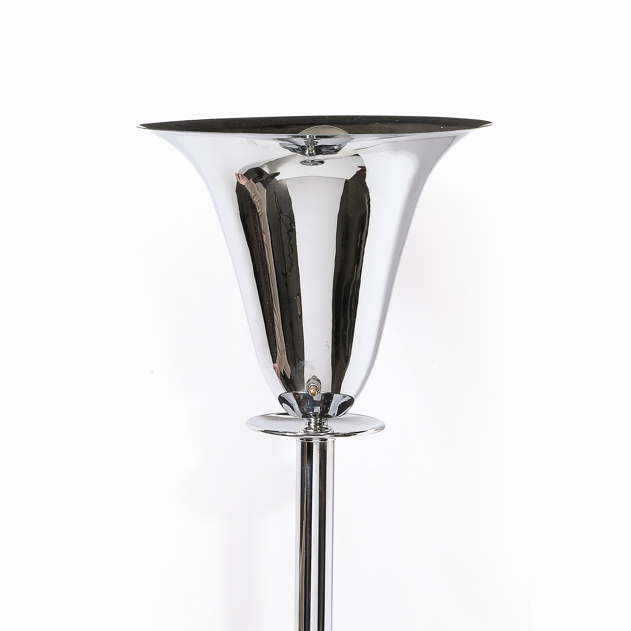 Cette torchère de style Art déco, signée par Marbro, illustre l'esthétique épurée et raffinée du design américain du début du XXe siècle. La torchère est dotée d'une finition en chrome poli qui lui confère un attrait saisissant et intemporel. Les