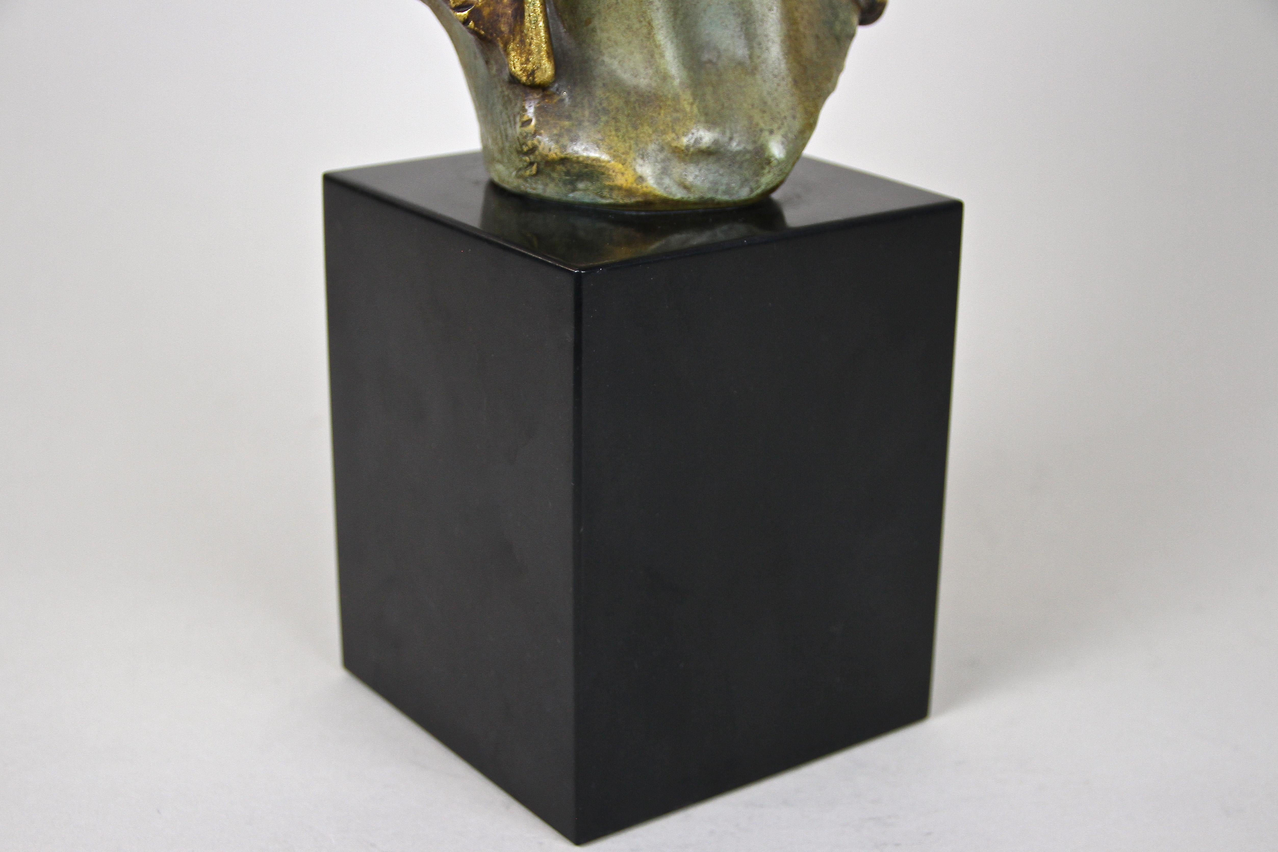 Buste « Cléopâtre » Art Déco en terre cuite polychromée de G. Carli, Belgique, vers 1920 1