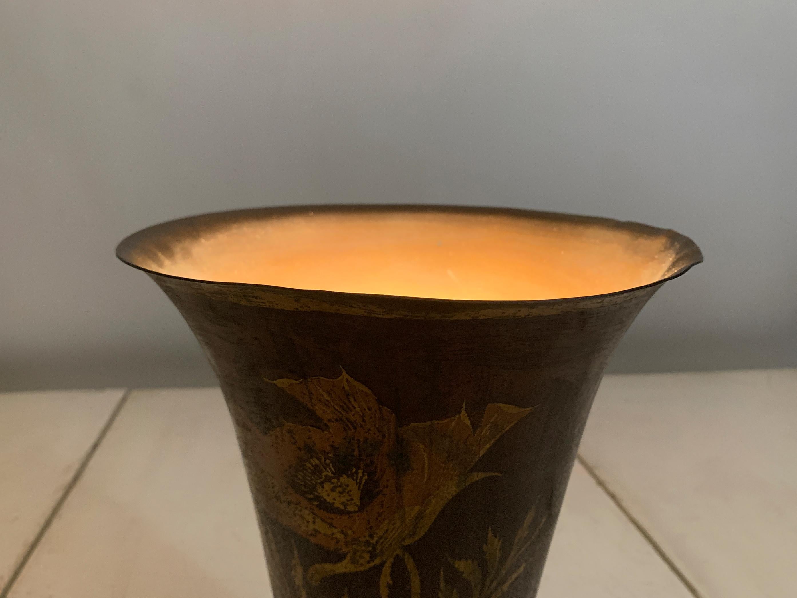 Cette lampe incarne parfaitement l'élégance de la période Art déco. Le design présente un motif floral stylisé, avec un contraste vibrant créé par la combinaison des matériaux.

La base est fabriquée en bois et supporte un abat-jour magnifiquement