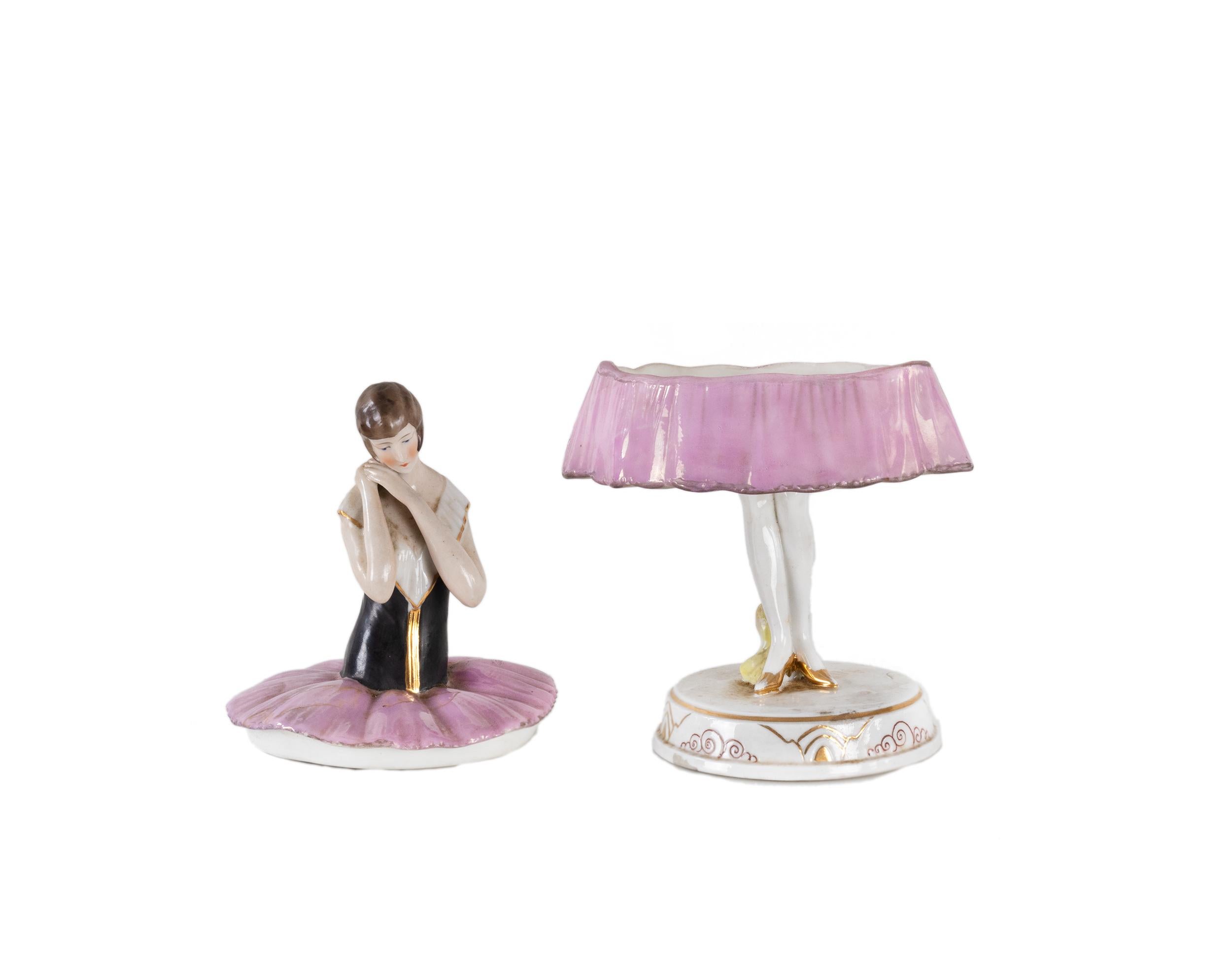 Cette exquise boîte à poudre ou à bijoux en porcelaine allemande Art déco, datant d'environ 1930, est ornée d'une gracieuse figurine de ballerine à l'élégance délicate. Charmant exemple d'art fonctionnel, cette pièce capture le glamour et la