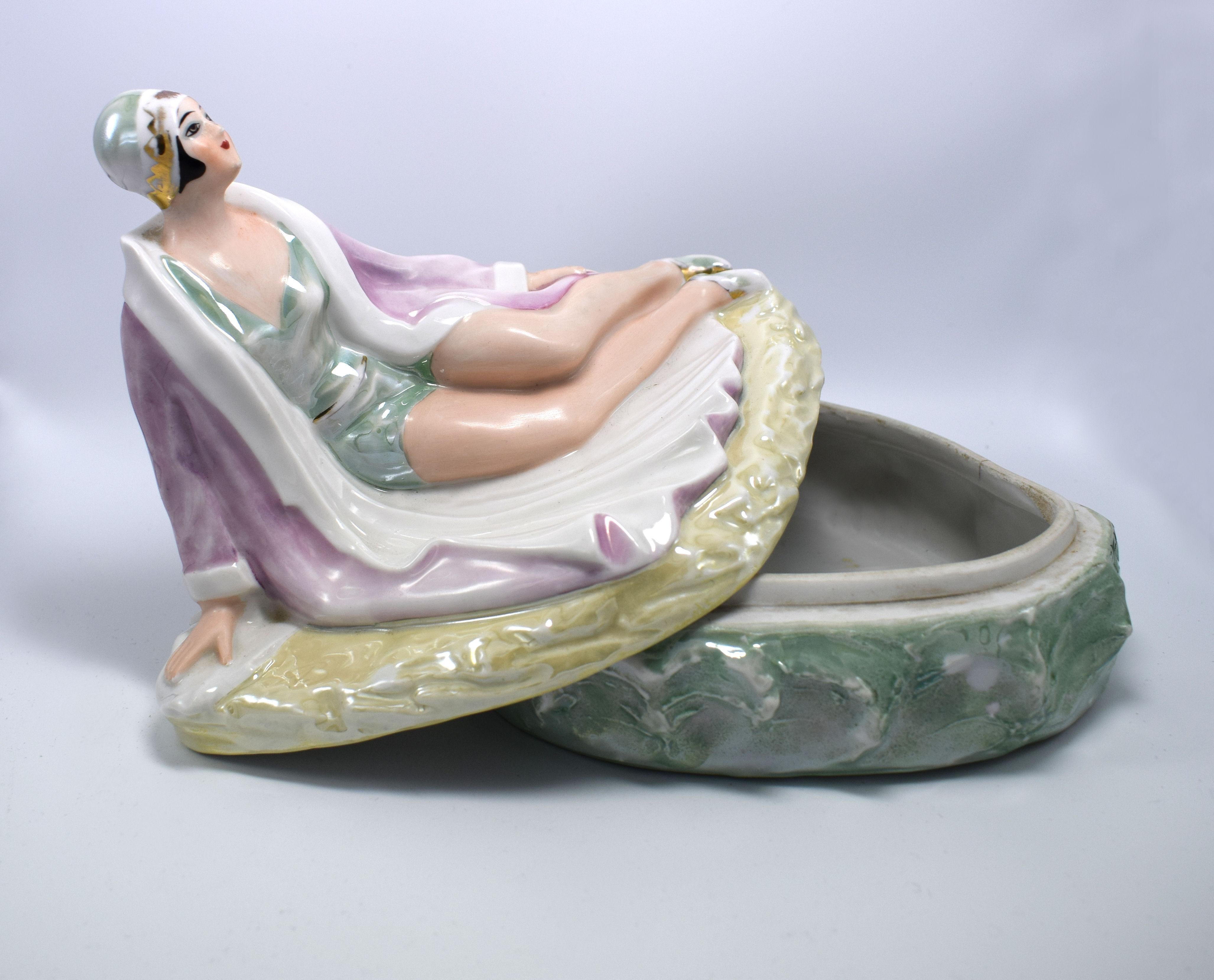 Européen Boîte en porcelaine Art déco représentant une Flapper Girl, Allemagne, 1930 en vente