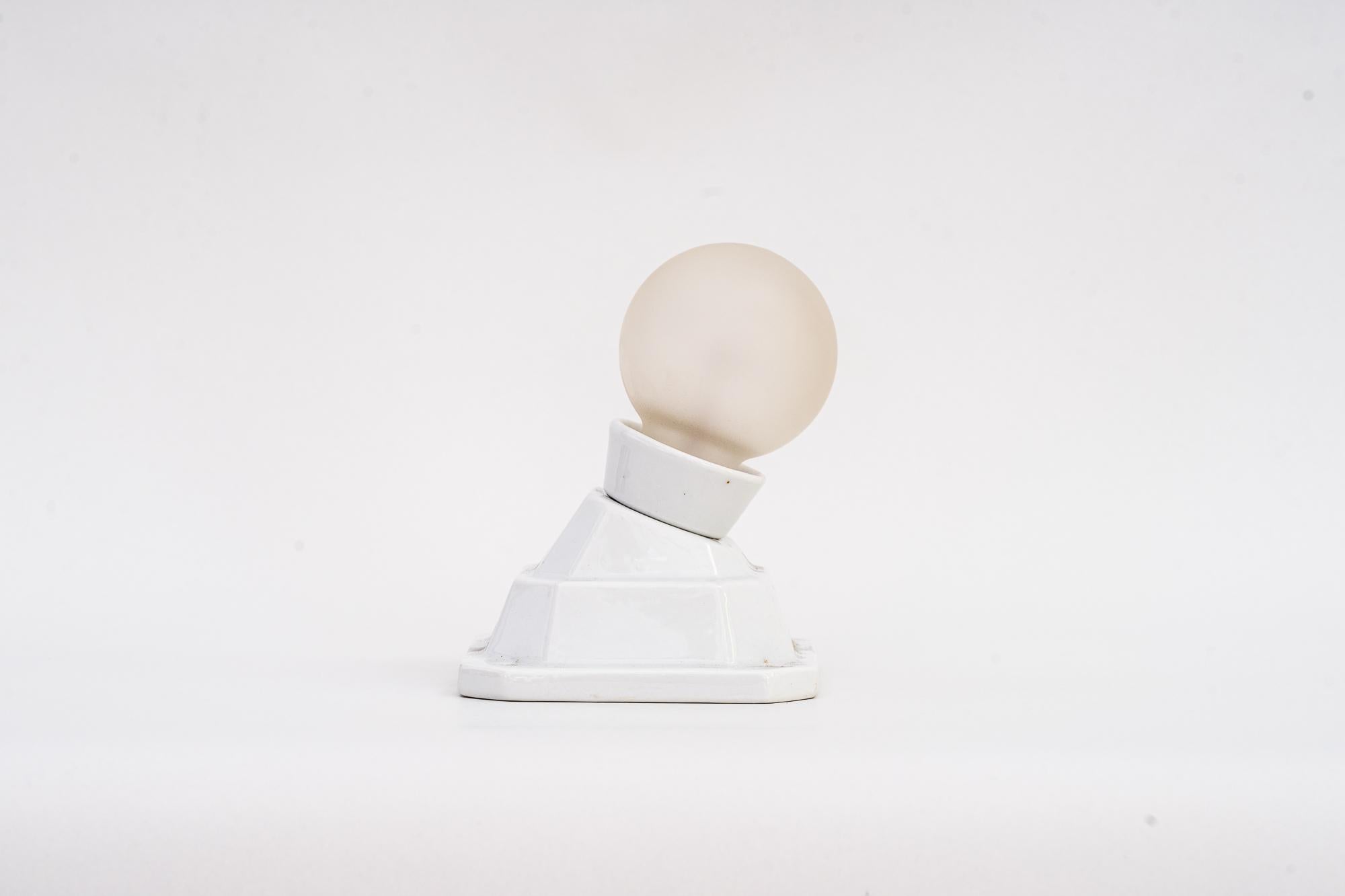 Plafonnier ou applique en porcelaine Art Déco, Bauhaus, Allemagne, vers 1920
État d'origine
L'ampoule n'est pas incluse.