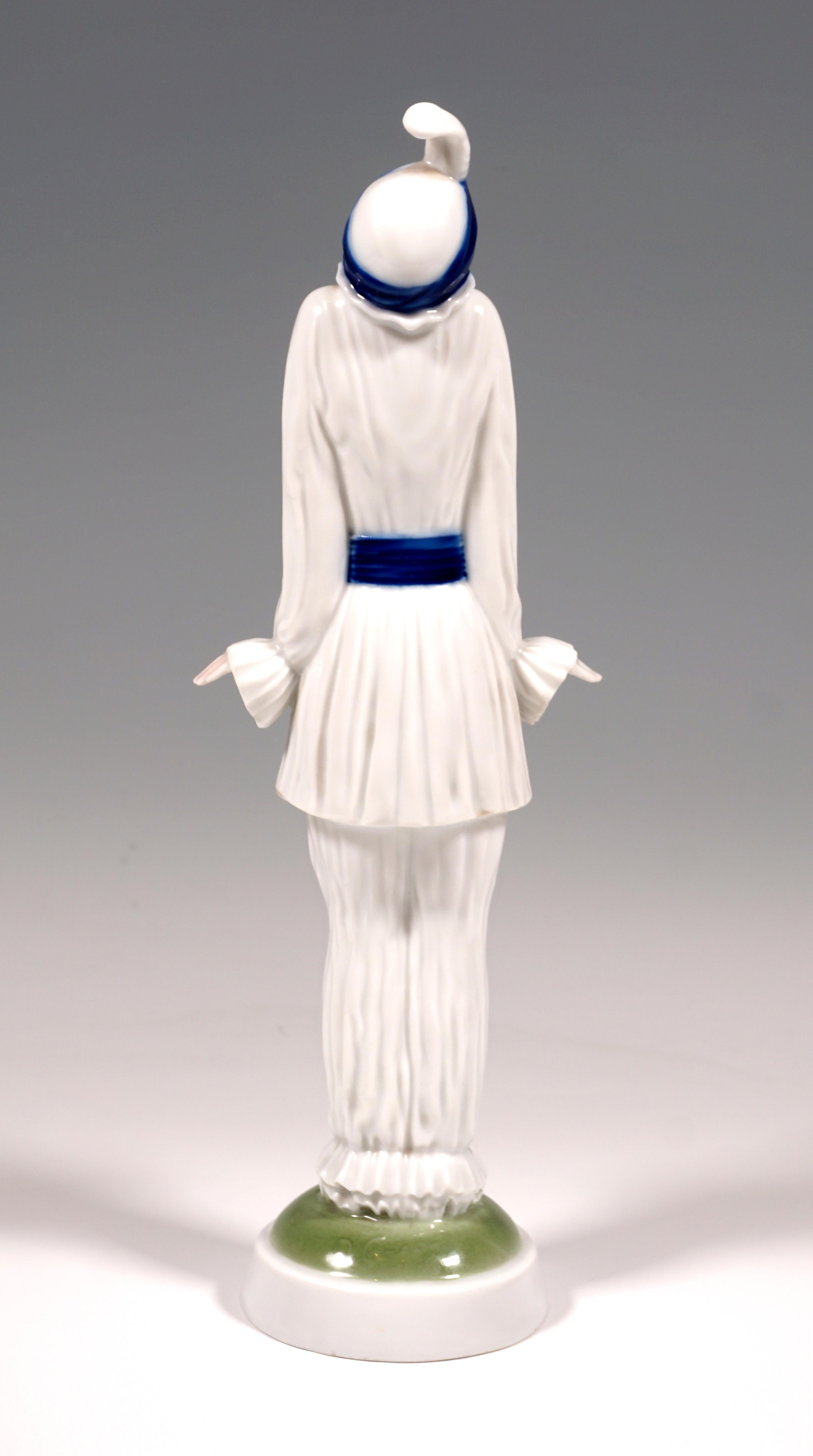 Very rare Rosenthal Selb figurine of the 1920s:
Standing Pierrette with turban and frilled costume with hunched shoulders and palms pressed away from the bottom on a small, stepped, cambered round base.
Economical staffage, artist's signature on