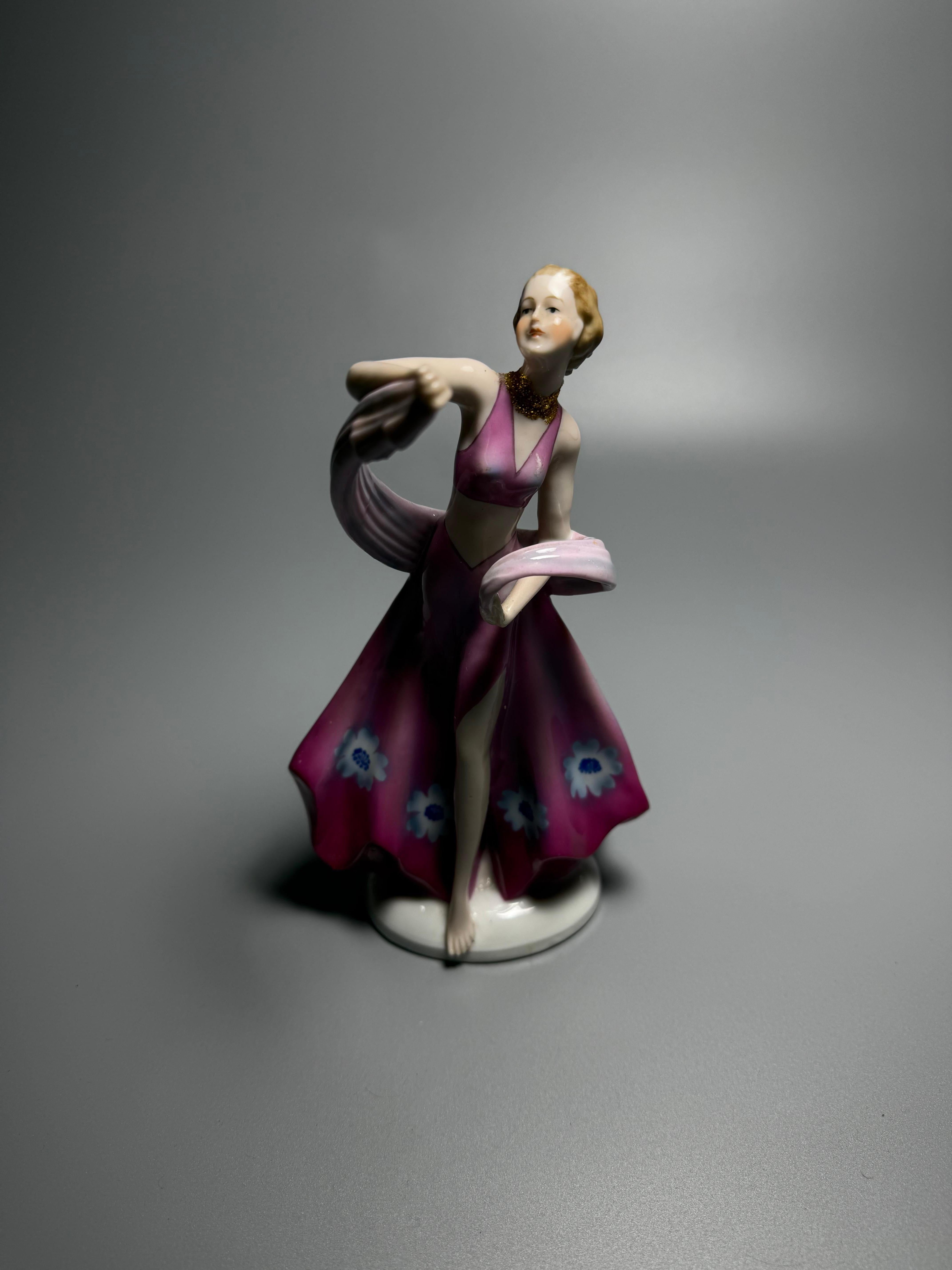 Dipinto a mano Figura in porcellana Art Deco Donna danzante rosa Fasold & Strauch Germania in vendita