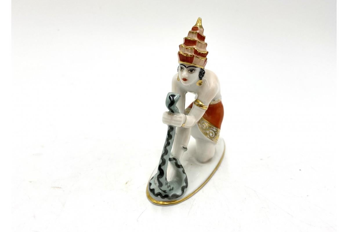 A collectible figurine of an Indian snake charmer, produced by Rosenthal in Germany in the 1920s.

Model number 202

Very good condition, no damage

Measures: height 8.5 cm, width 5 cm, depth 3.5 cm.