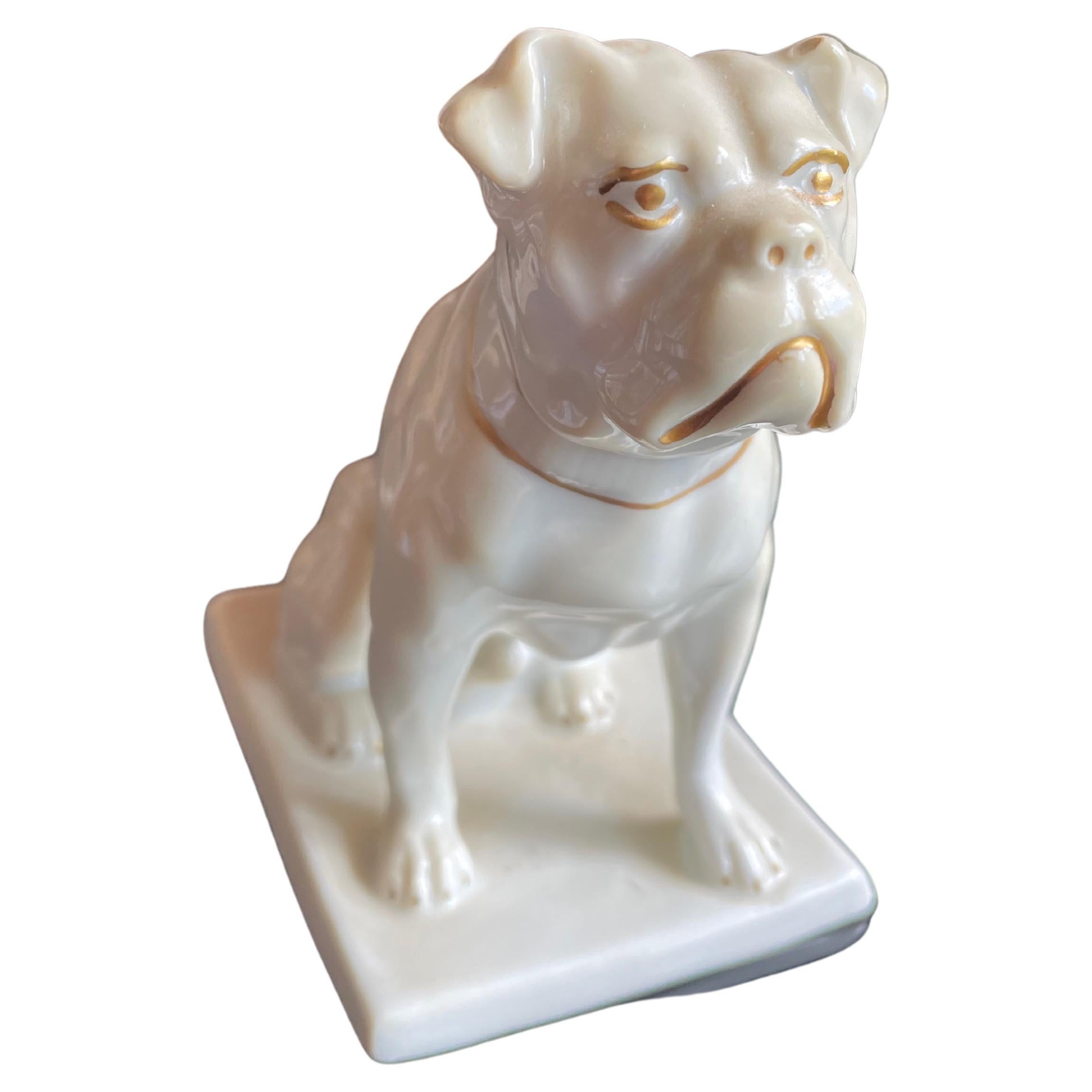 Art Déco Porzellanfigur "Sitzende Bulldogge" . Deutschland 1920er Jahre. Unterschrieben. im Angebot