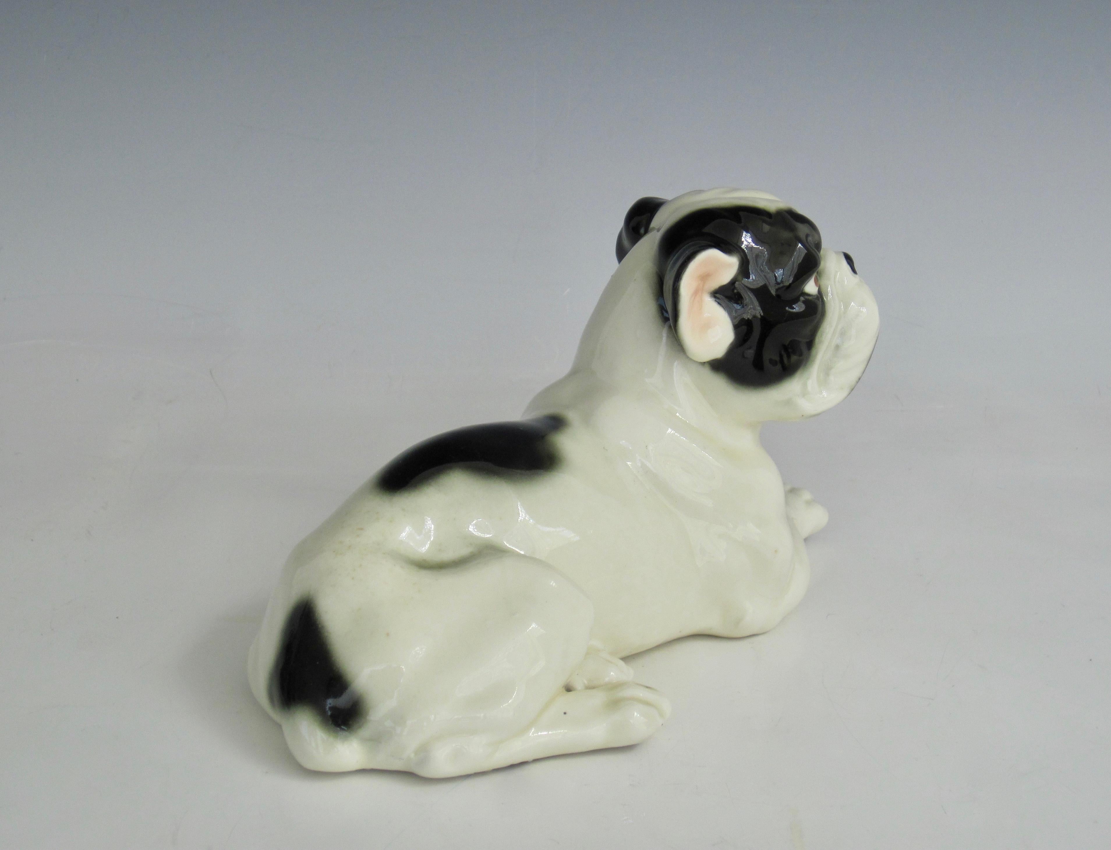 Allemand Sculpture de bouledogue française en porcelaine Art déco en vente