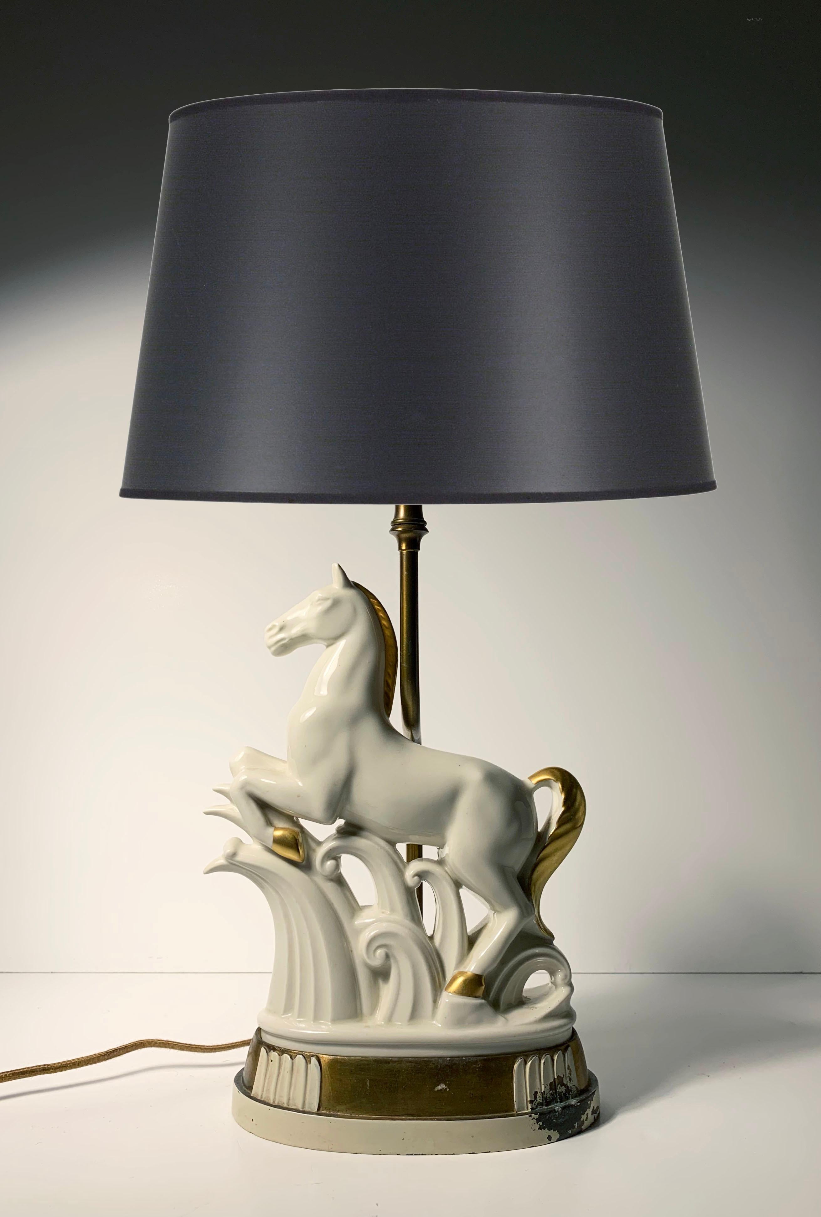 Art Deco Porzellan Pferd Skulptur Lampe. Eine schöne deco form A. Herkunft oder Hersteller nicht sicher. Auf dem Porzellan befindet sich kein Herstellername. Nur eingeprägte Modellnummer. Höchstwahrscheinlich deutschen Ursprungs.
